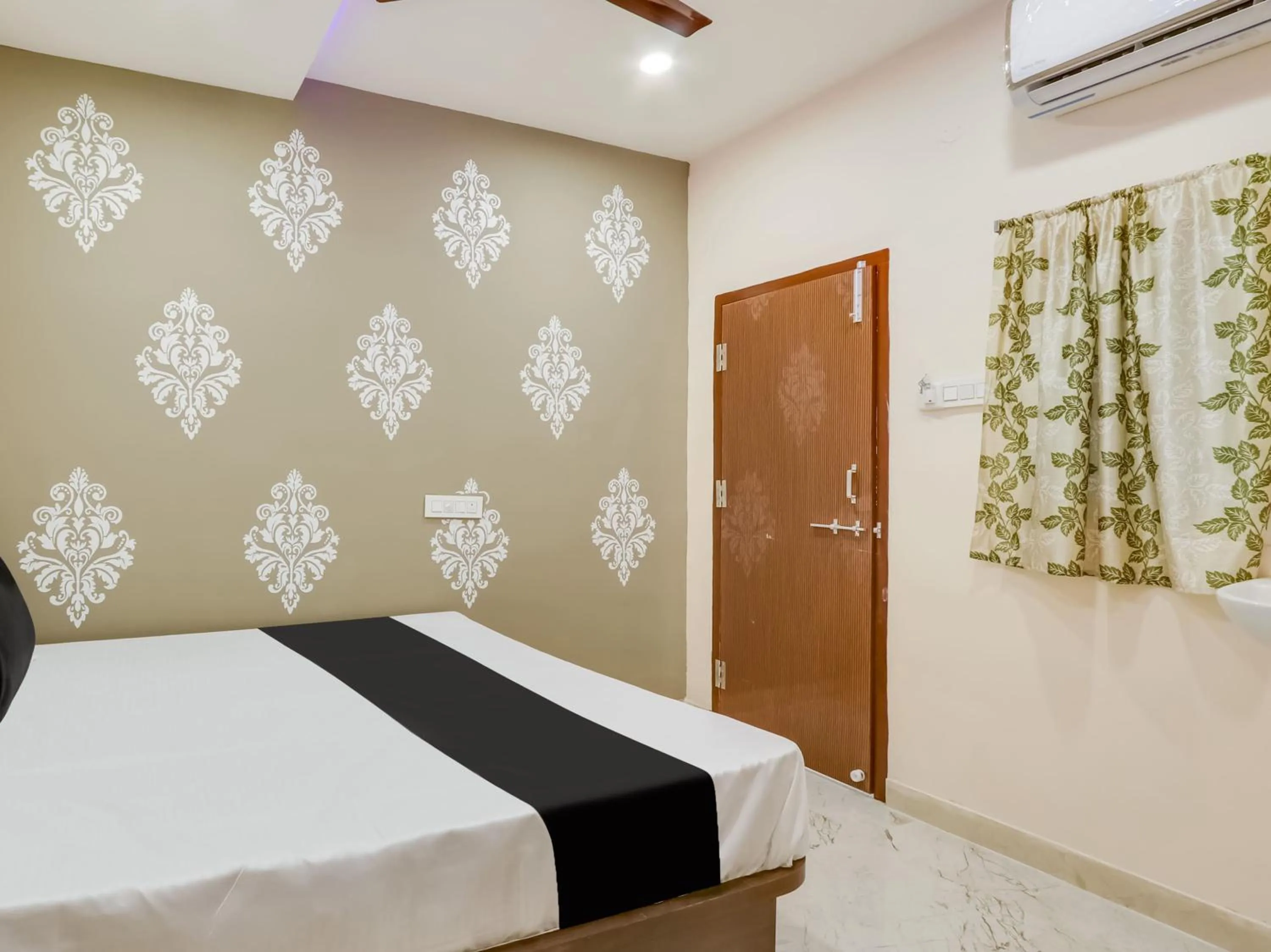 Bedroom, Bed in Hotel O BSS INNS