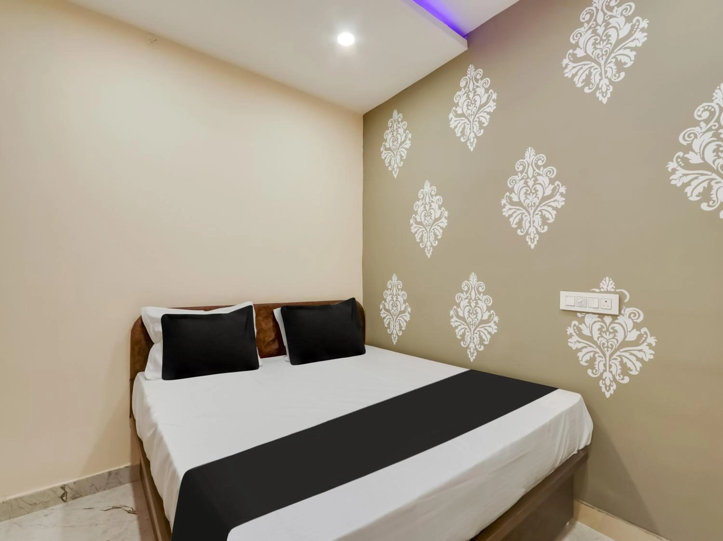 Bedroom, Bed in Hotel O BSS INNS