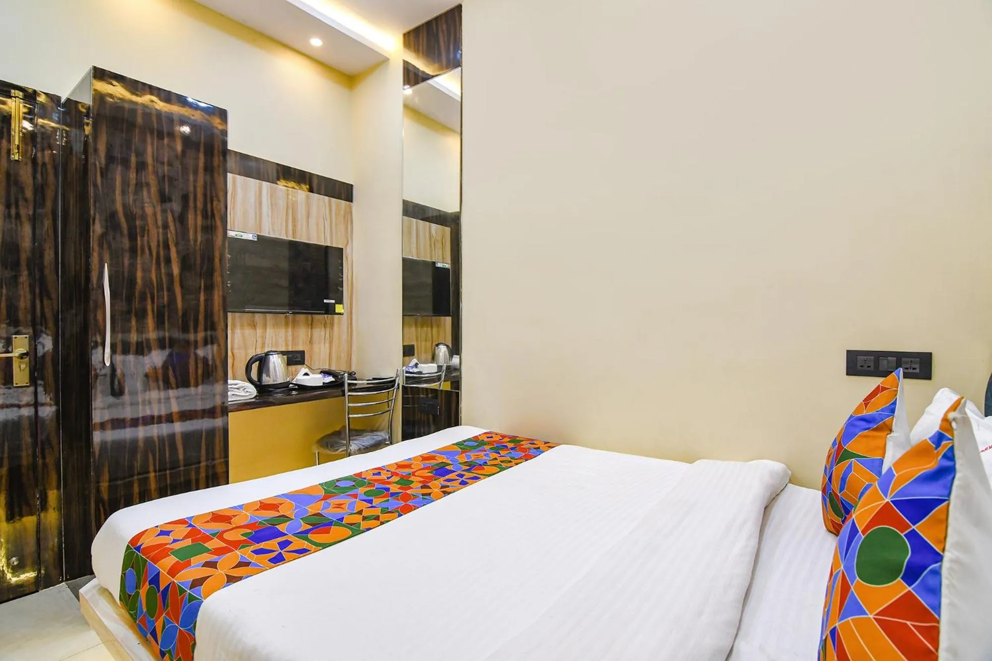 Bed in FabHotel Royal Park Inn - Nr Eden Garden Stadium