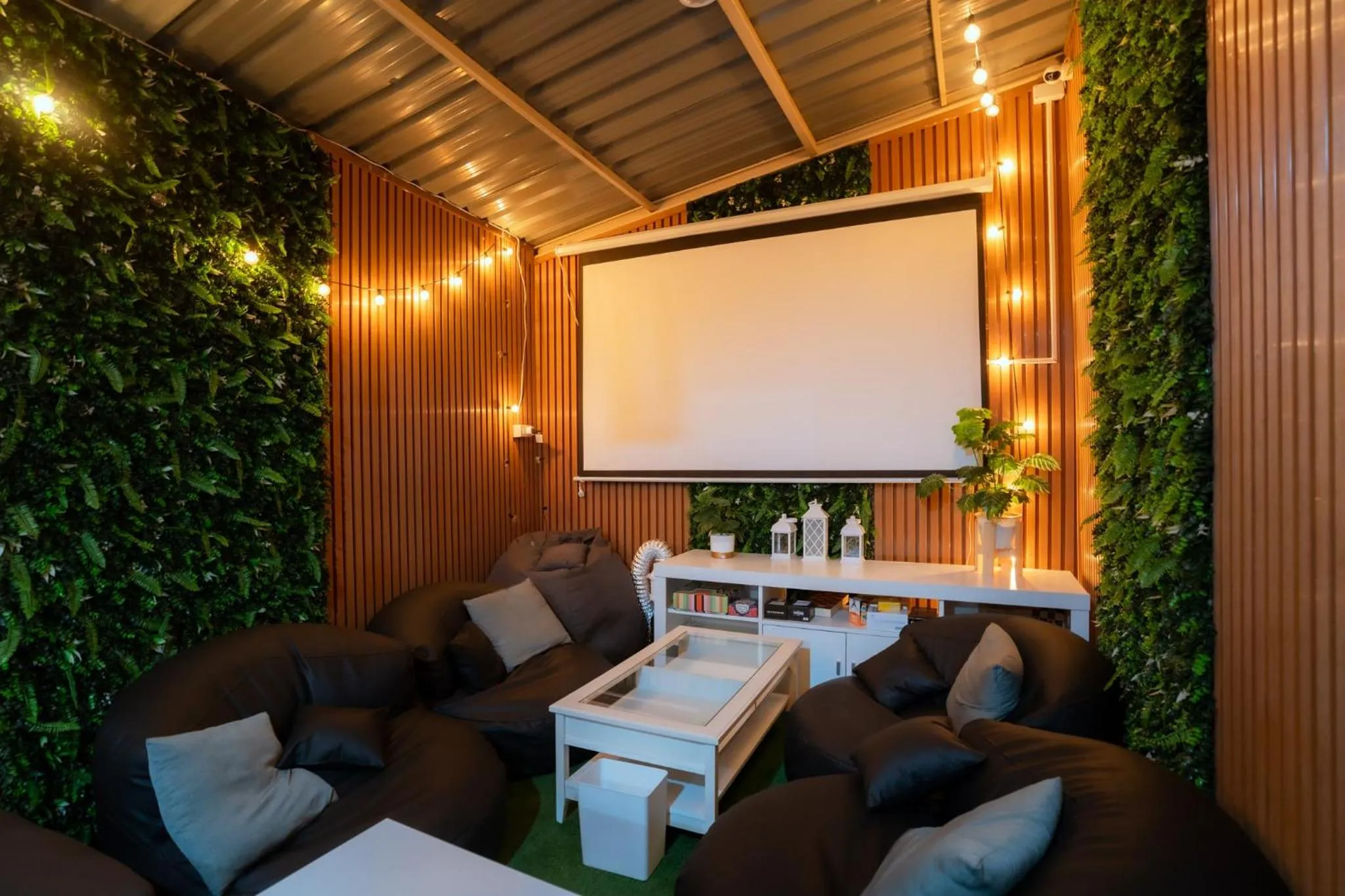 Communal lounge/ TV room in 420 Hostel - Ekkamai Buds & Beds