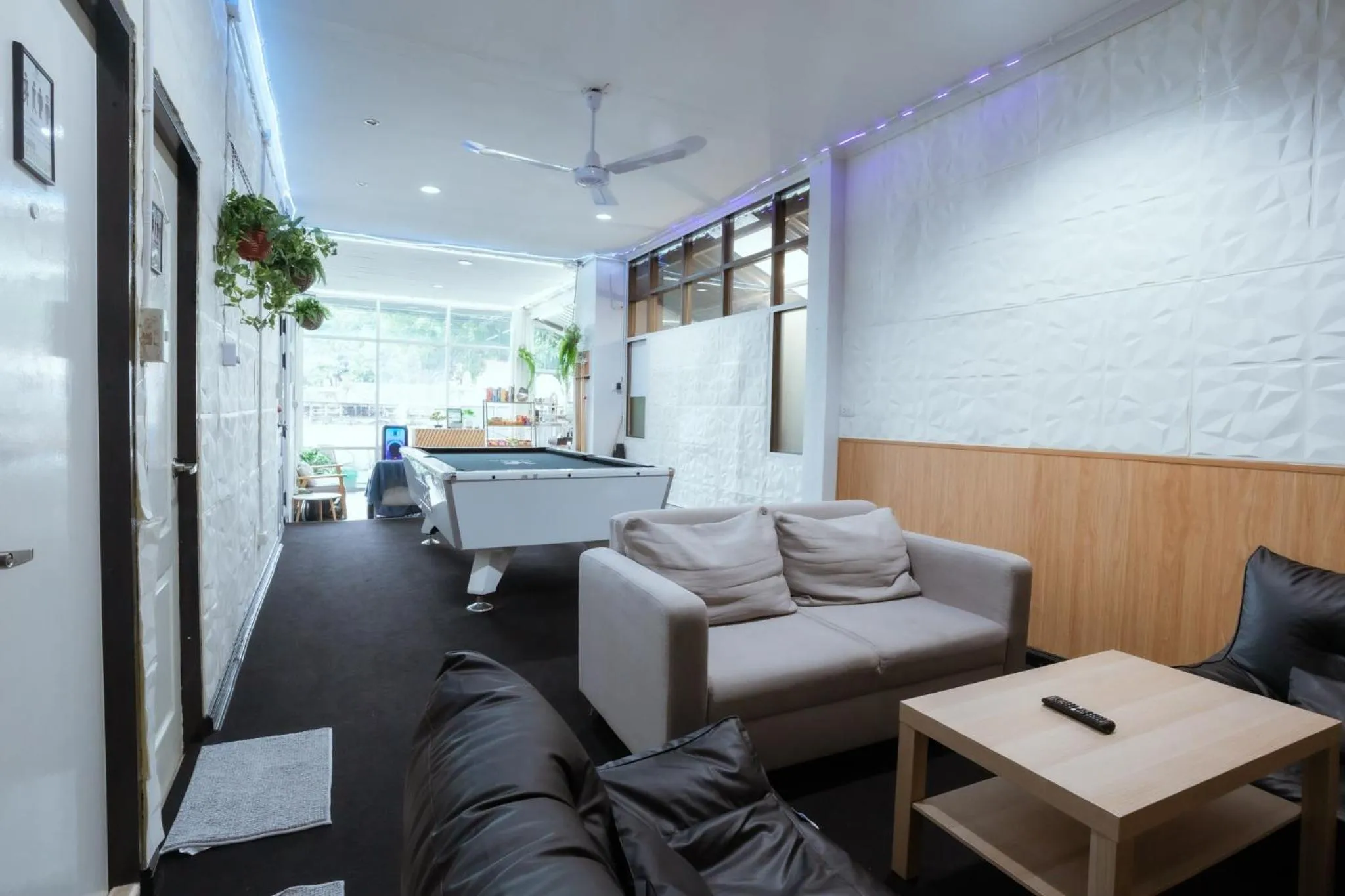 Communal lounge/ TV room in 420 Hostel - Ekkamai Buds & Beds