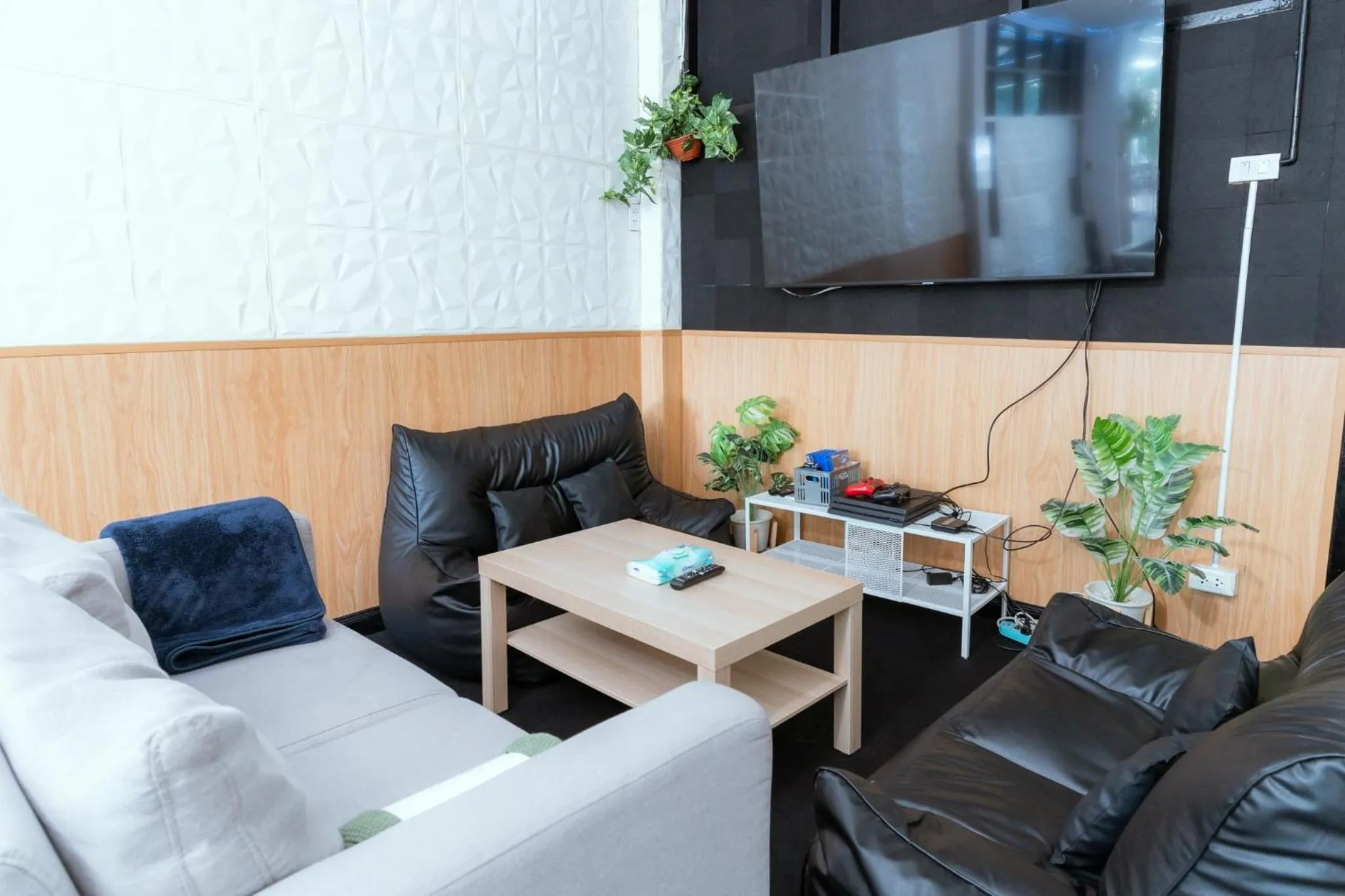 Communal lounge/ TV room in 420 Hostel - Ekkamai Buds & Beds