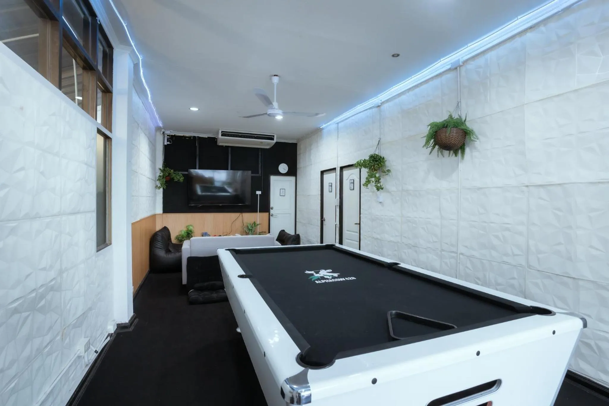 Billiard in 420 Hostel - Ekkamai Buds & Beds