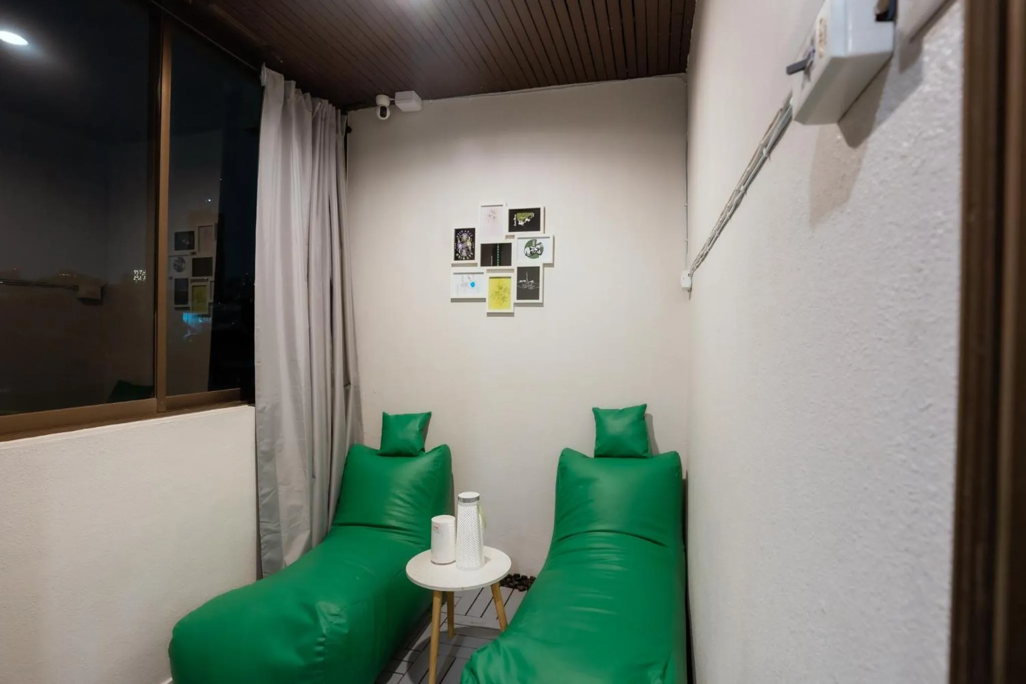 Living room in 420 Hostel - Ekkamai Buds & Beds