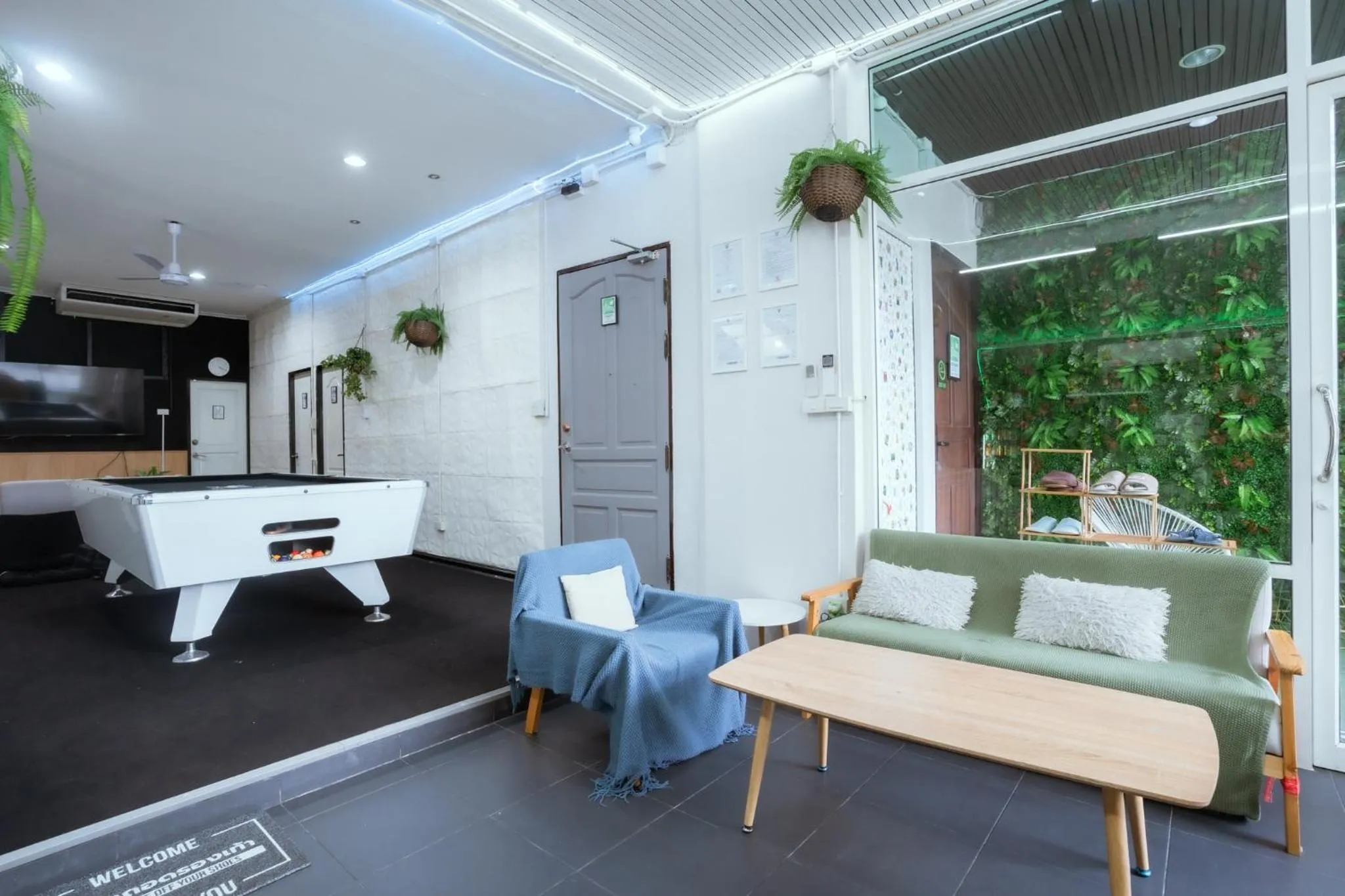 Living room in 420 Hostel - Ekkamai Buds & Beds