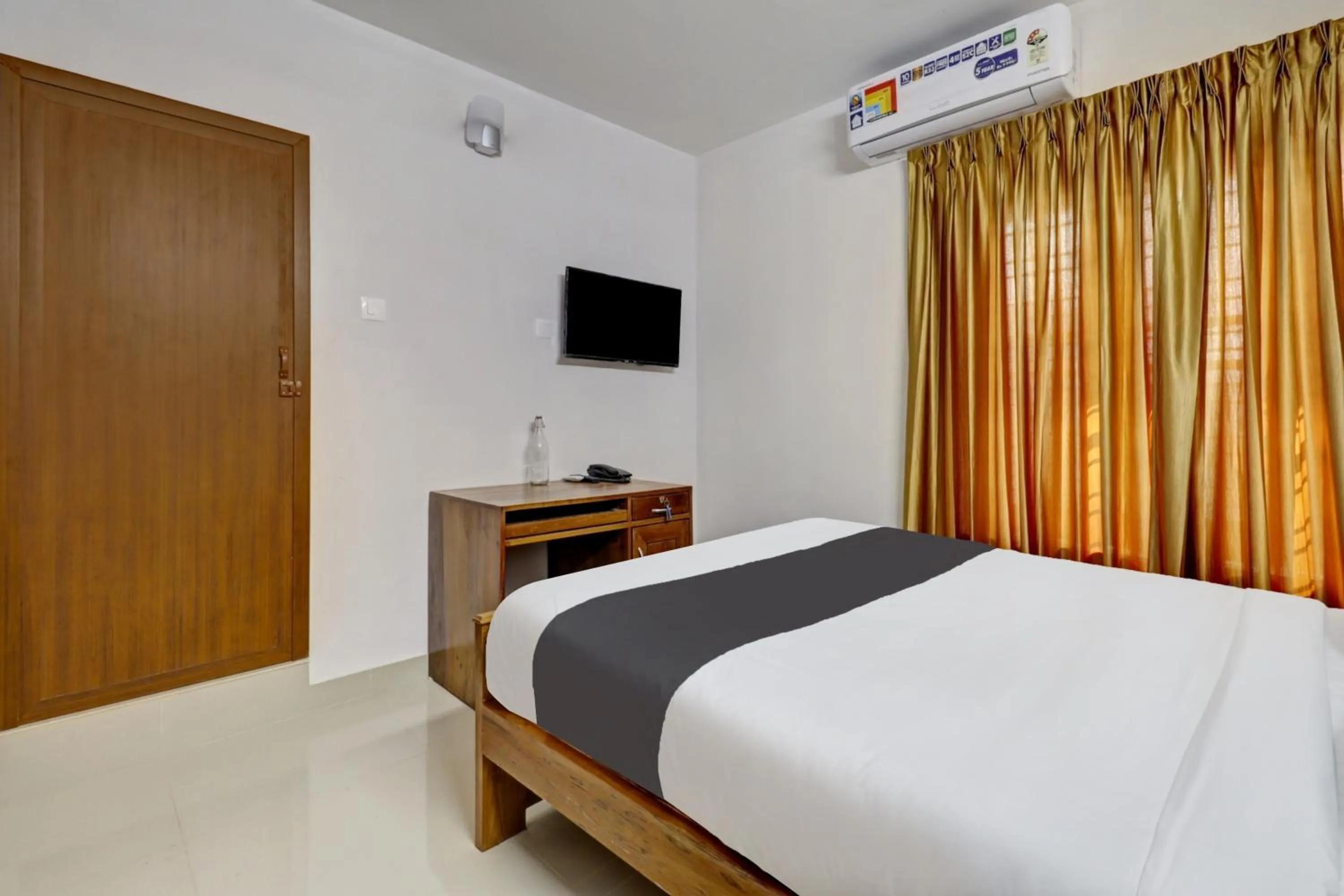 Bedroom, Bed in Super Hotel O Anayara Near Lulu Mall formerly Timber Residency