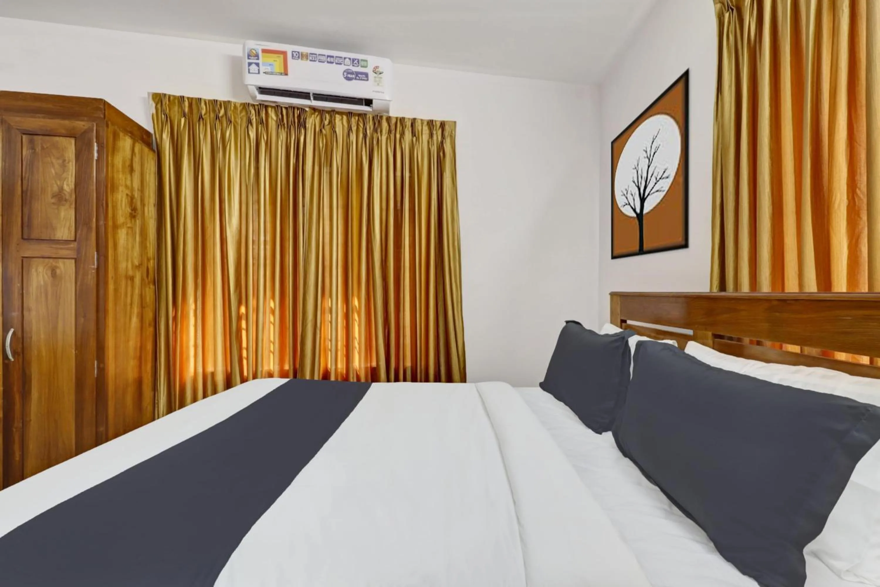 Bedroom, Bed in Super Hotel O Anayara Near Lulu Mall formerly Timber Residency