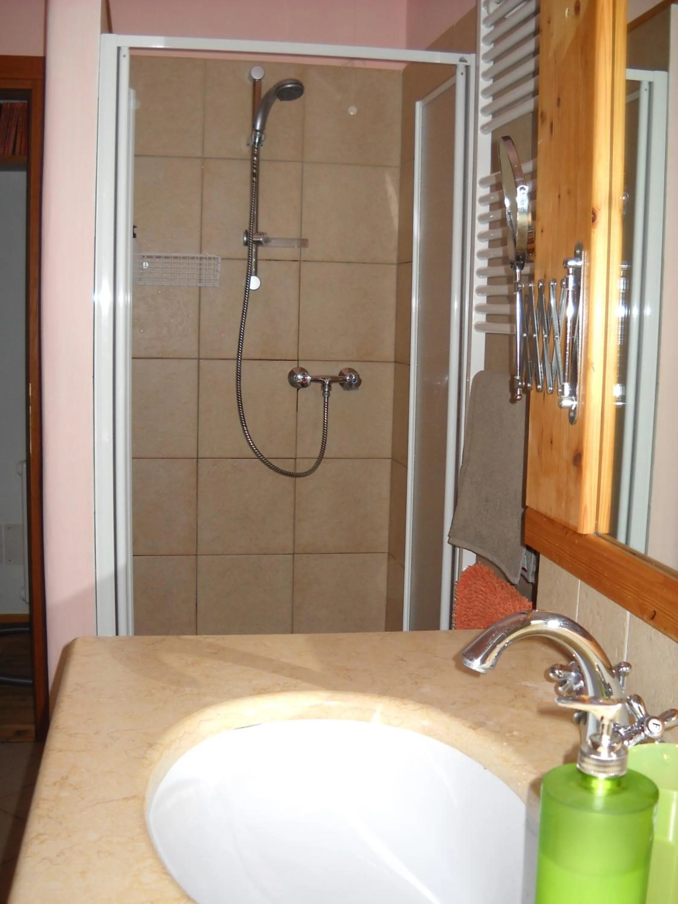 Shower in B&B Artemia