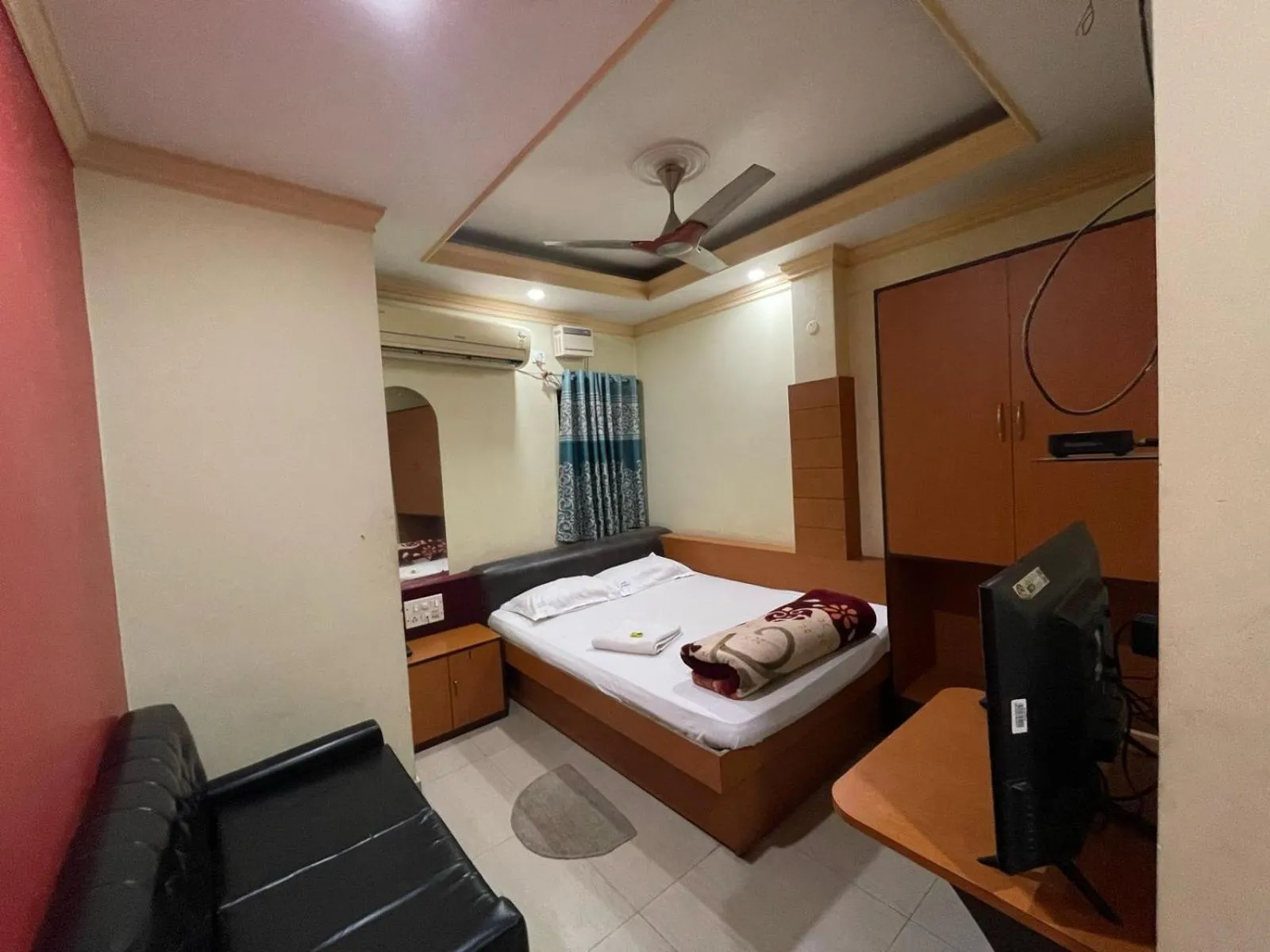 air conditioner, Bed in Starline Hotel
