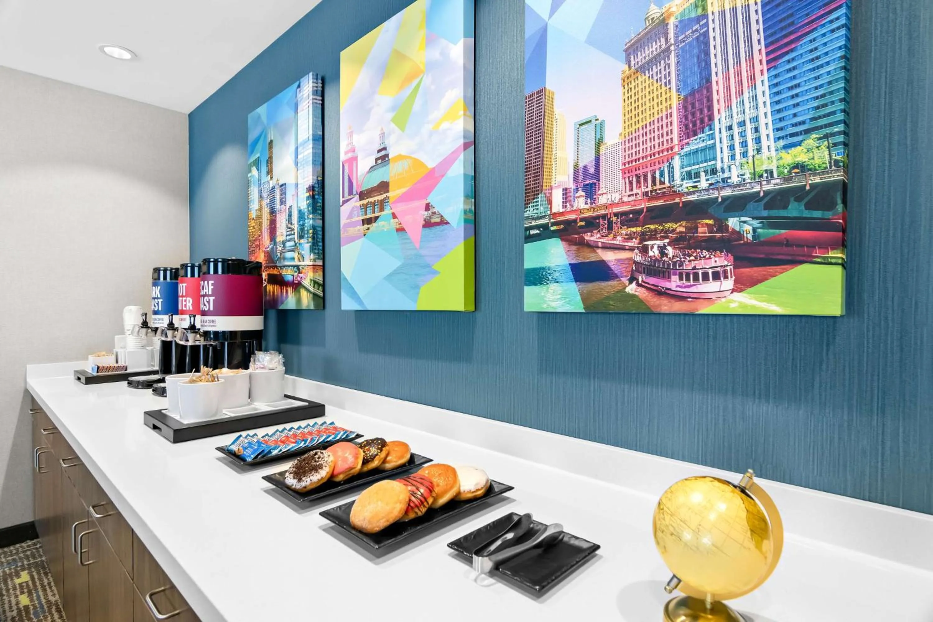 Coffee/tea facilities in Hampton Inn & Suites Chicago Medical District Uic