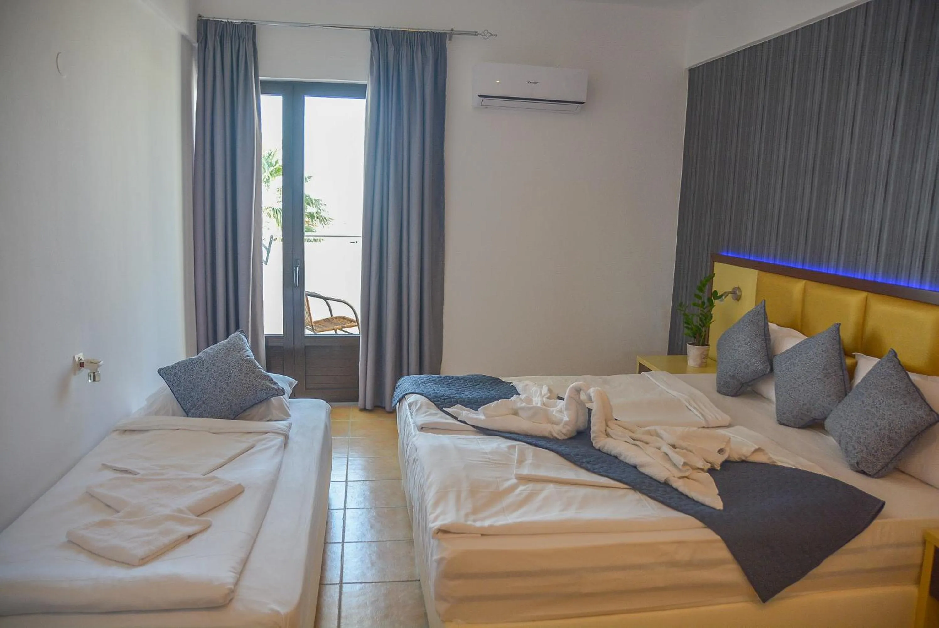 Bedroom, Bed in Sunset Paradise Resort