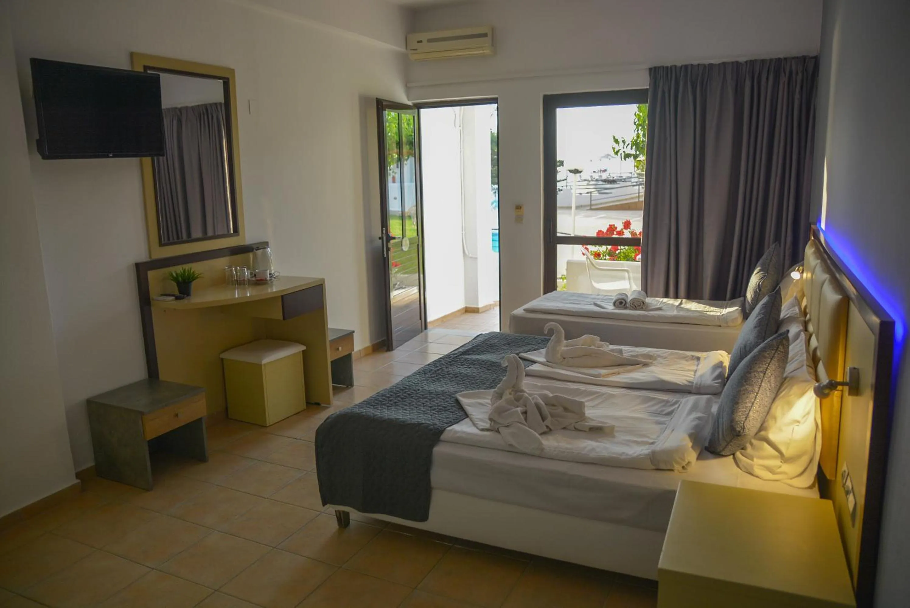 Living room, Bed in Sunset Paradise Resort