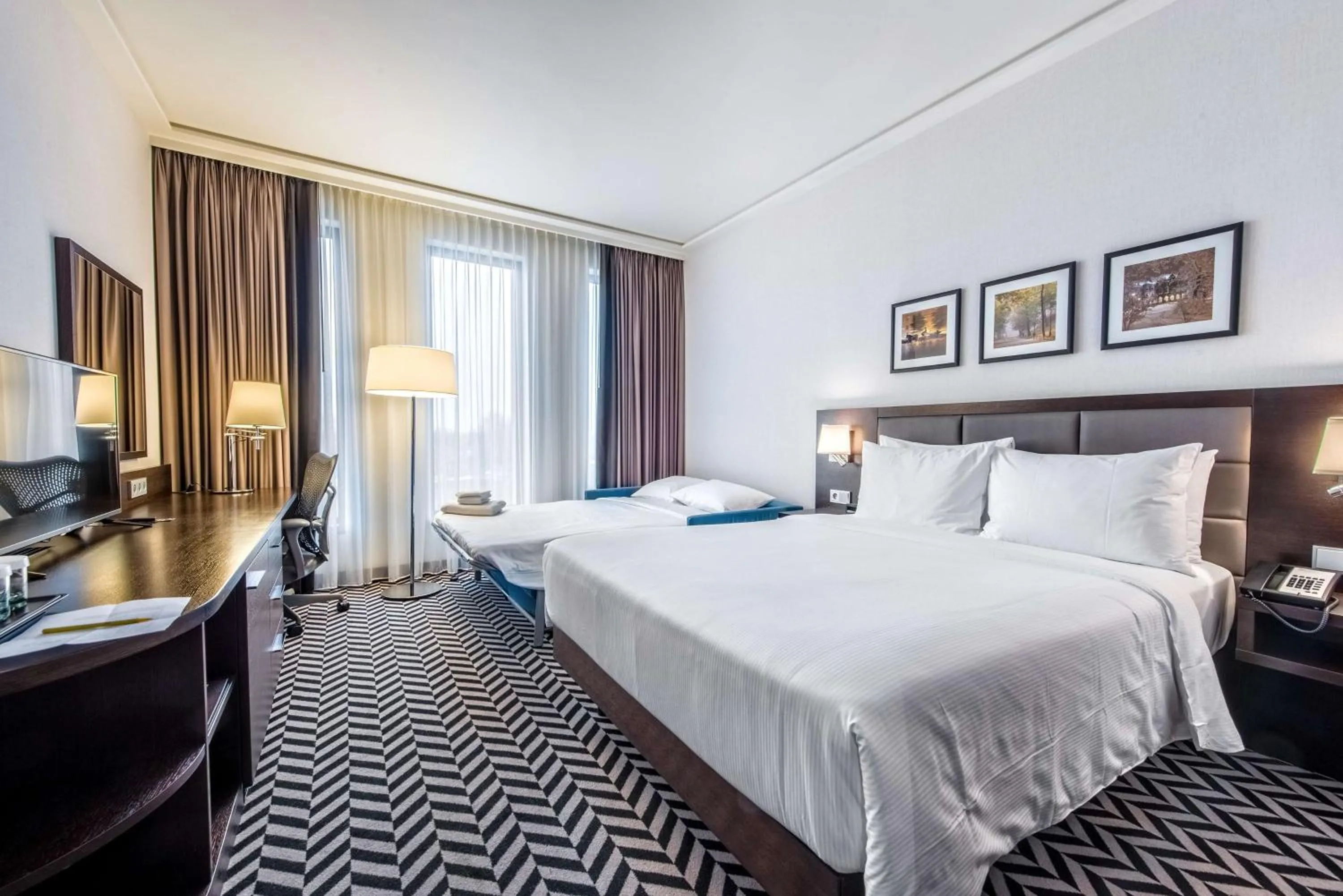 Living room, Bed in Hilton Garden Inn Krakow Airport