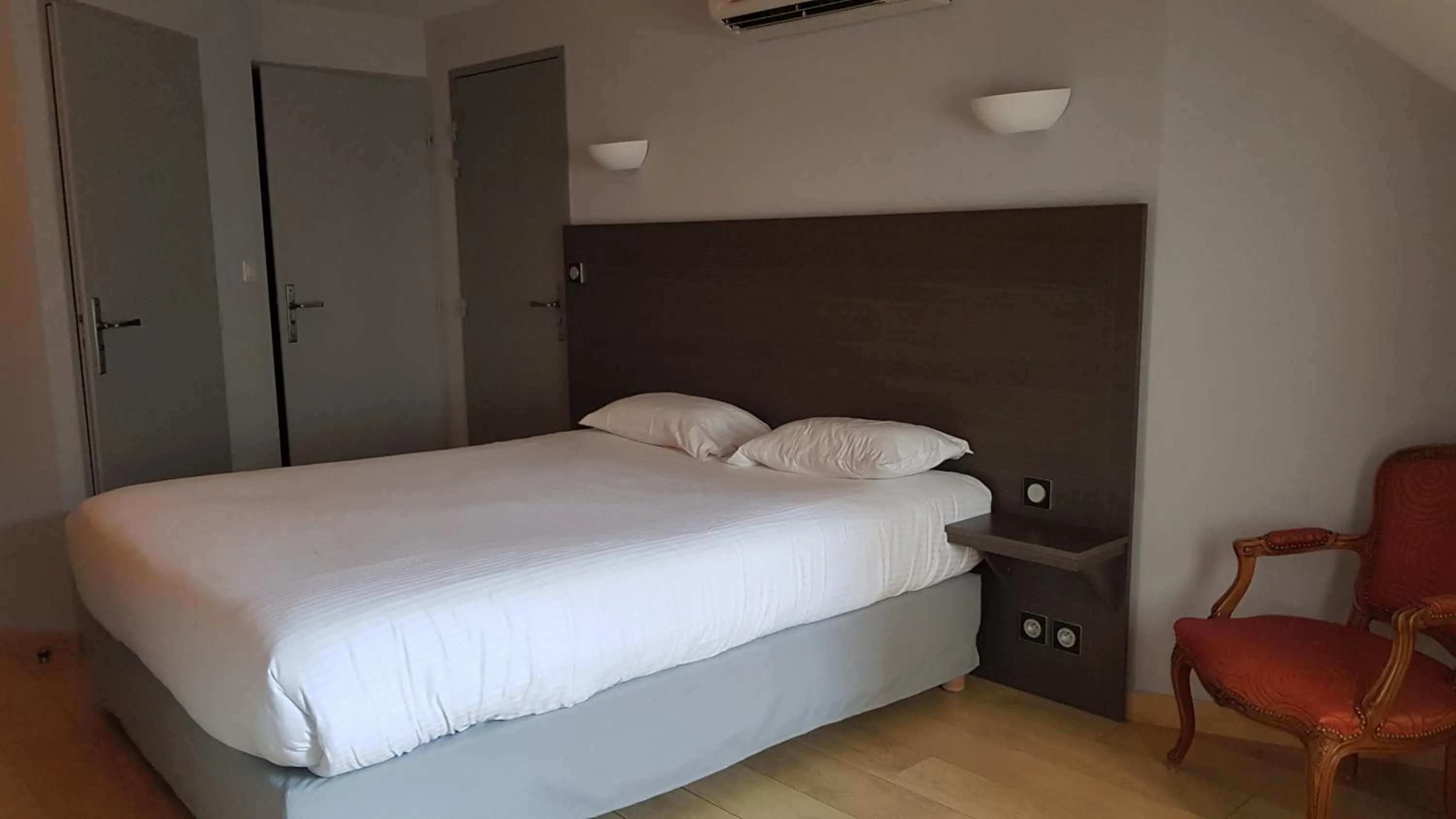 Bedroom, Bed in Logis Hôtel des Deux Forts