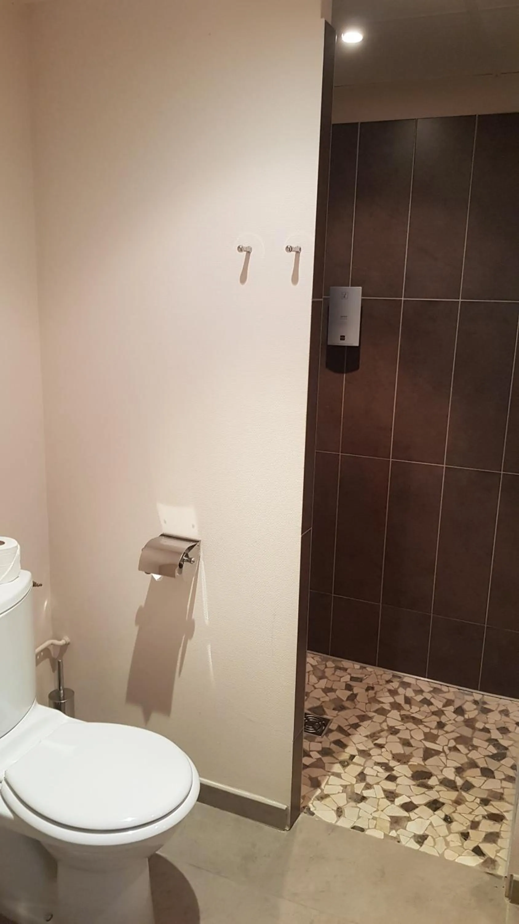 Shower in Logis Hôtel des Deux Forts