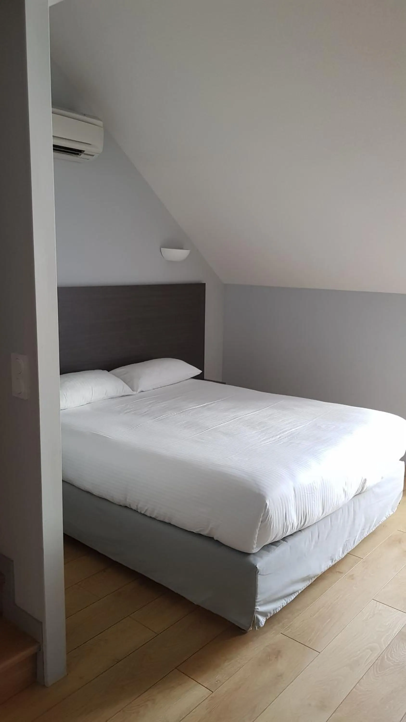 Bedroom, Bed in Logis Hôtel des Deux Forts