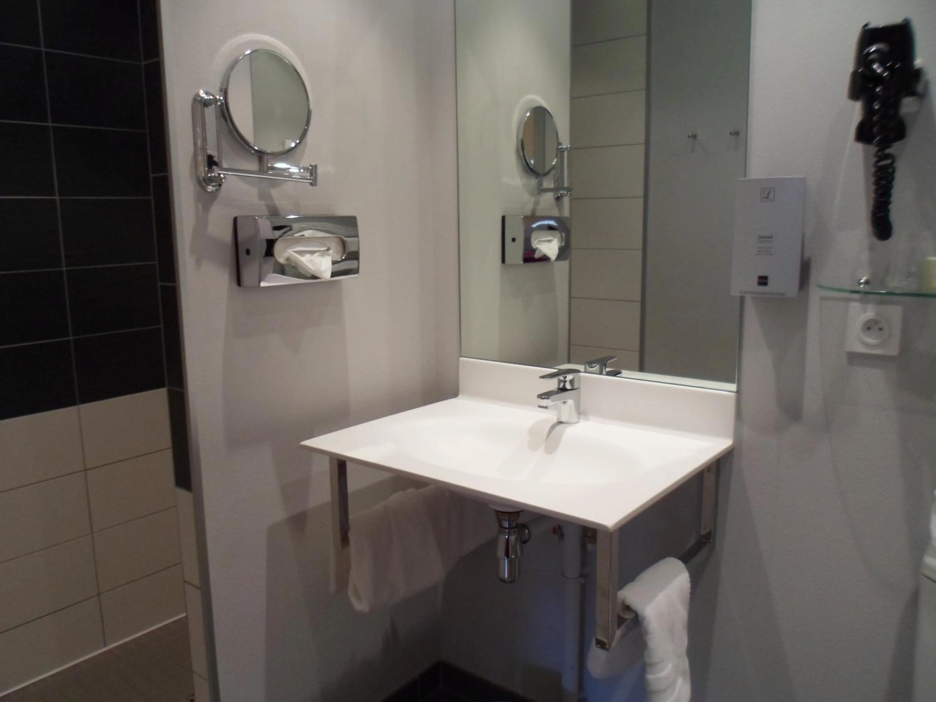 Shower in Logis Hôtel des Deux Forts