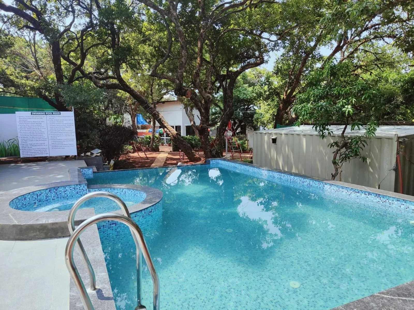 Swimming pool in Rain Raga Resort