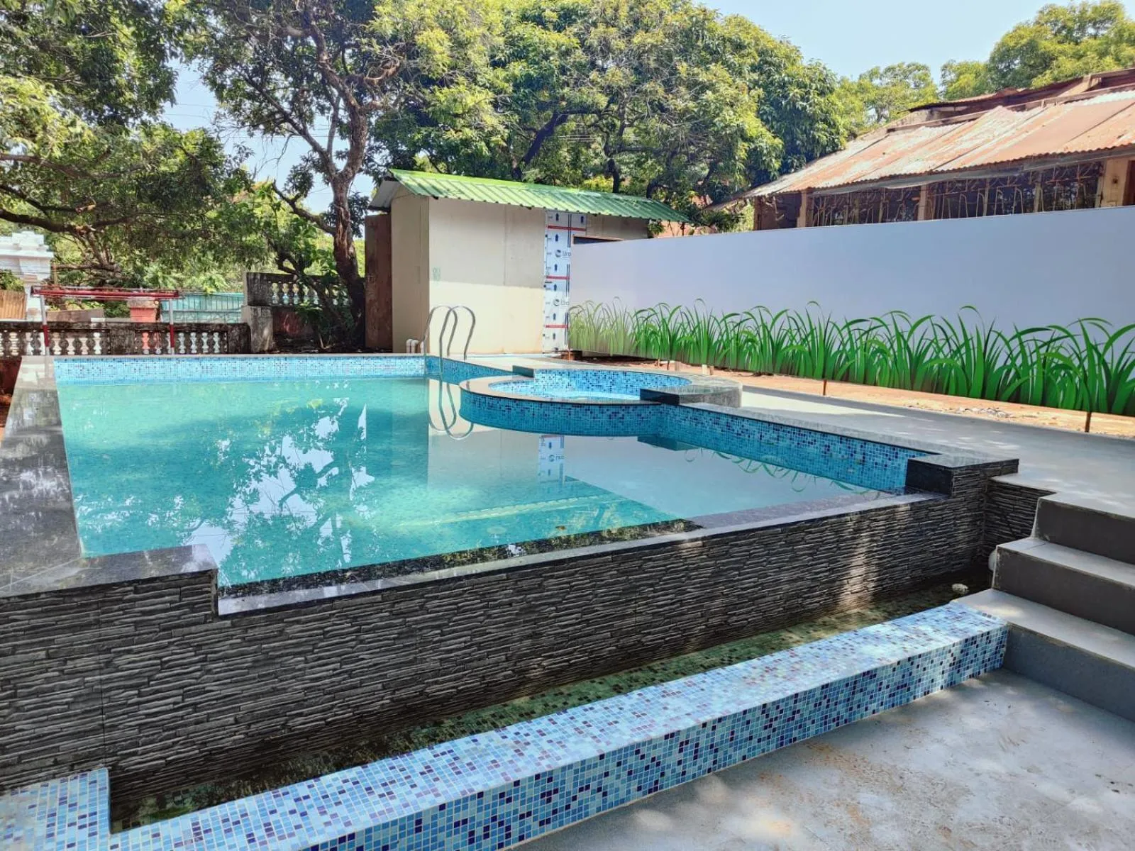 Swimming pool in Rain Raga Resort