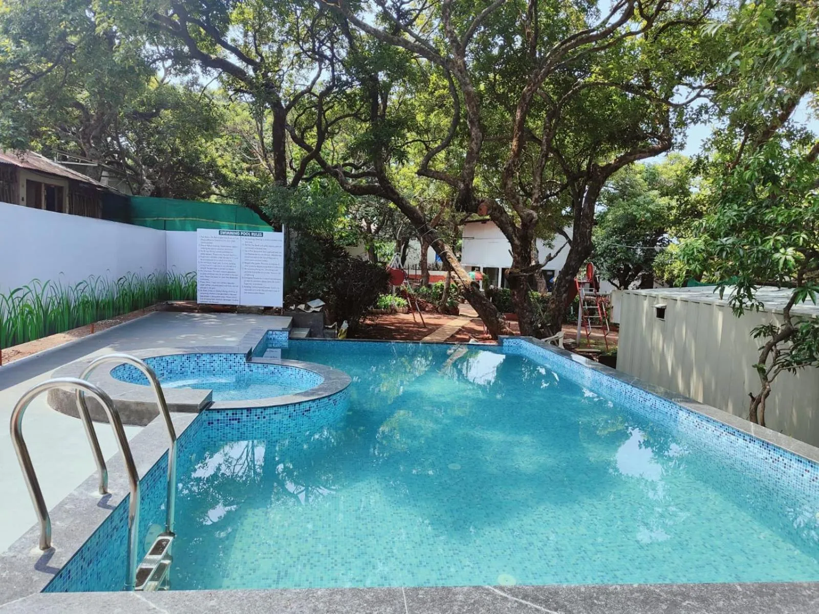 Swimming pool in Rain Raga Resort