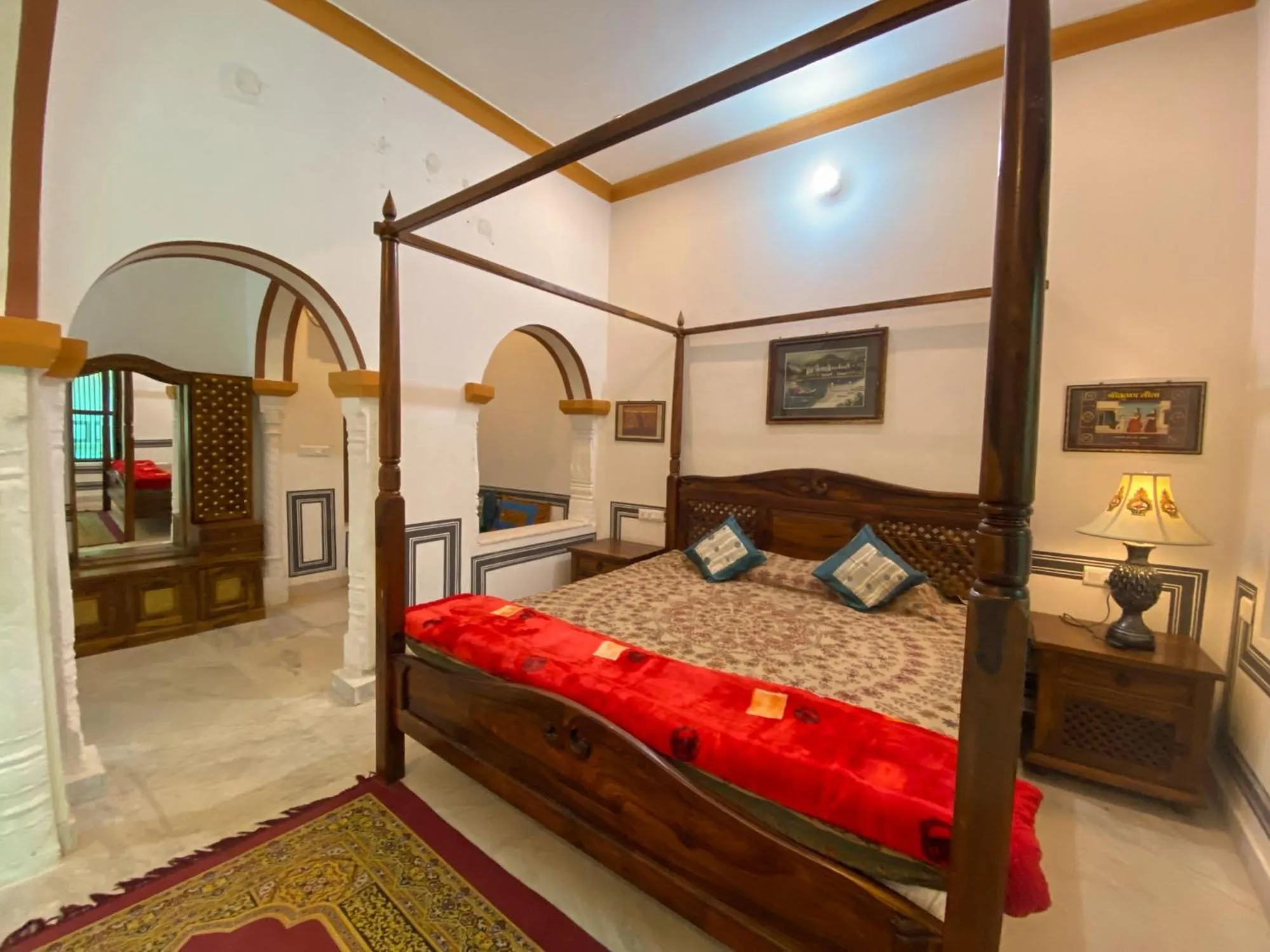 Bed in Hotel Radhika Haveli, Mandawa