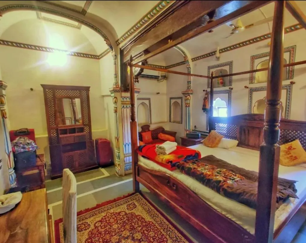Bed in Hotel Radhika Haveli, Mandawa