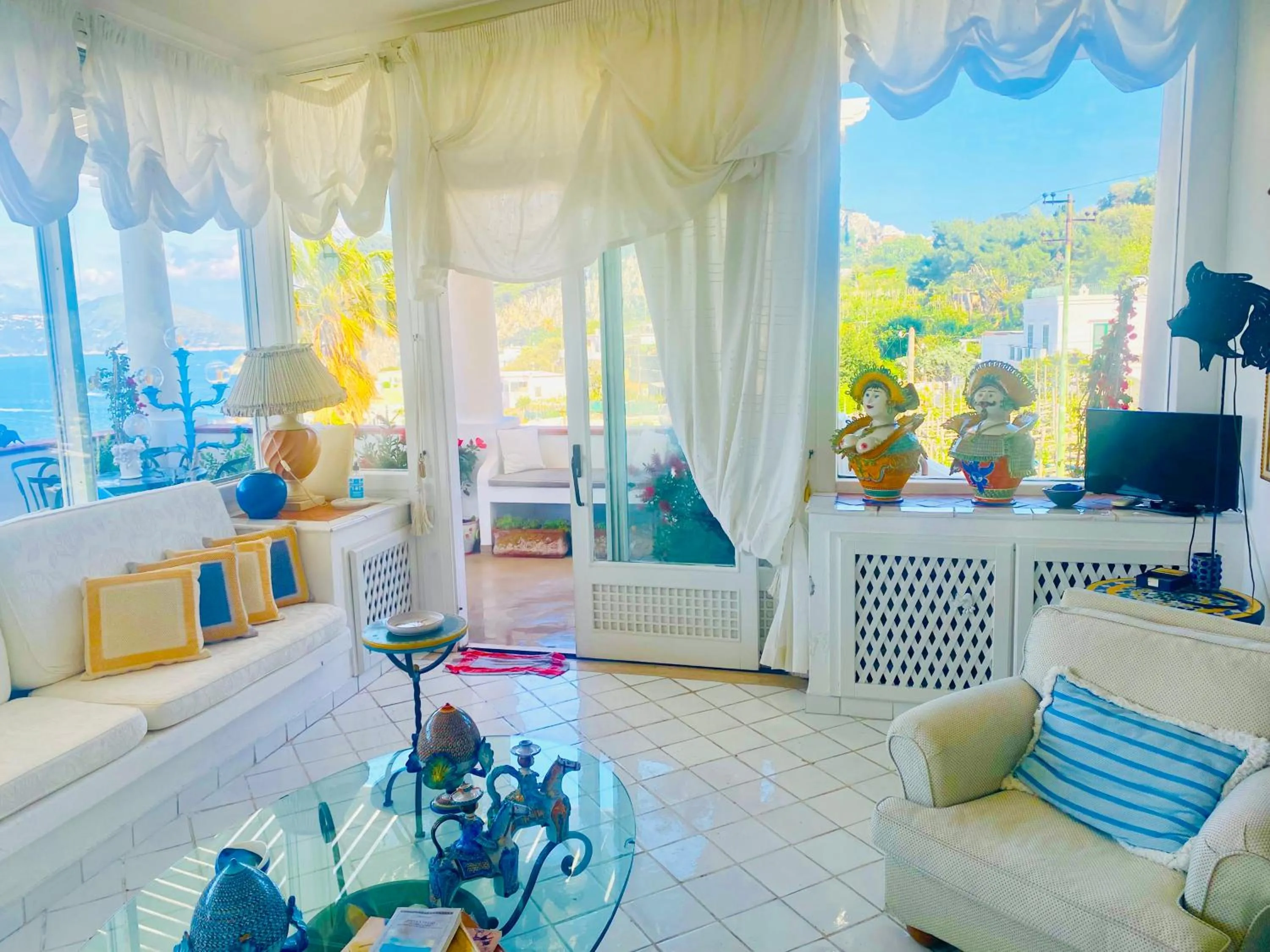 Living room in Scala Fenicia 14 by CapriRooms