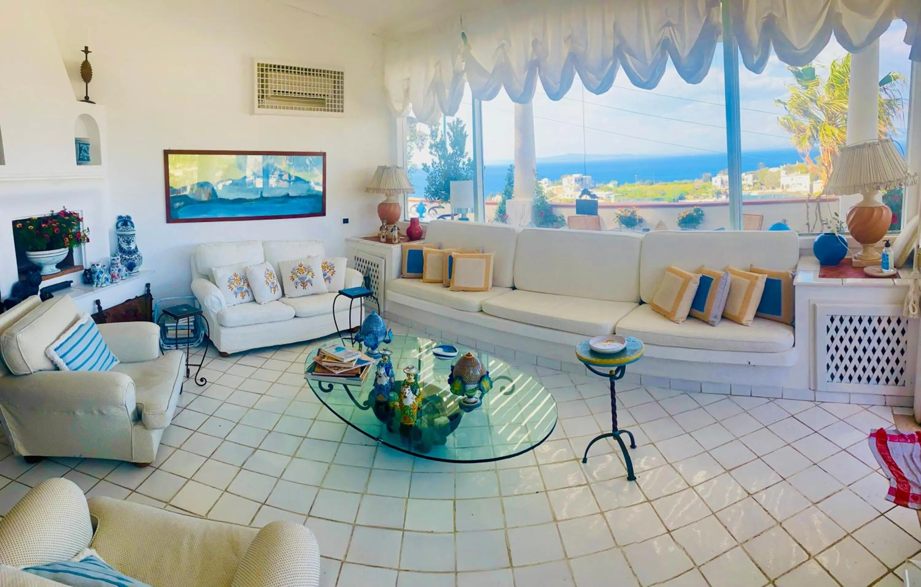 Living room in Scala Fenicia 14 by CapriRooms