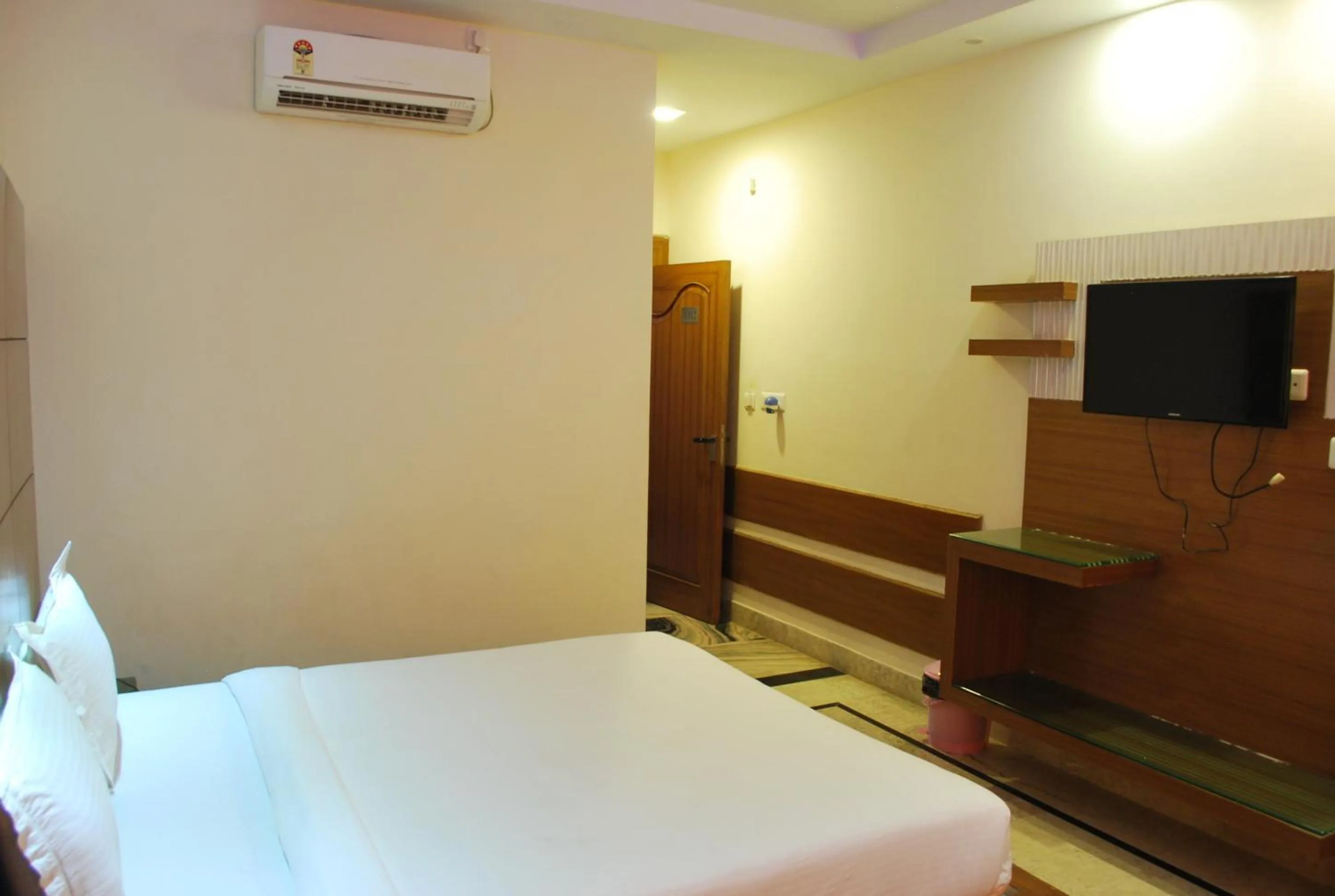 Bed in Hotel Basera Brij Bhoomi Vrindavan