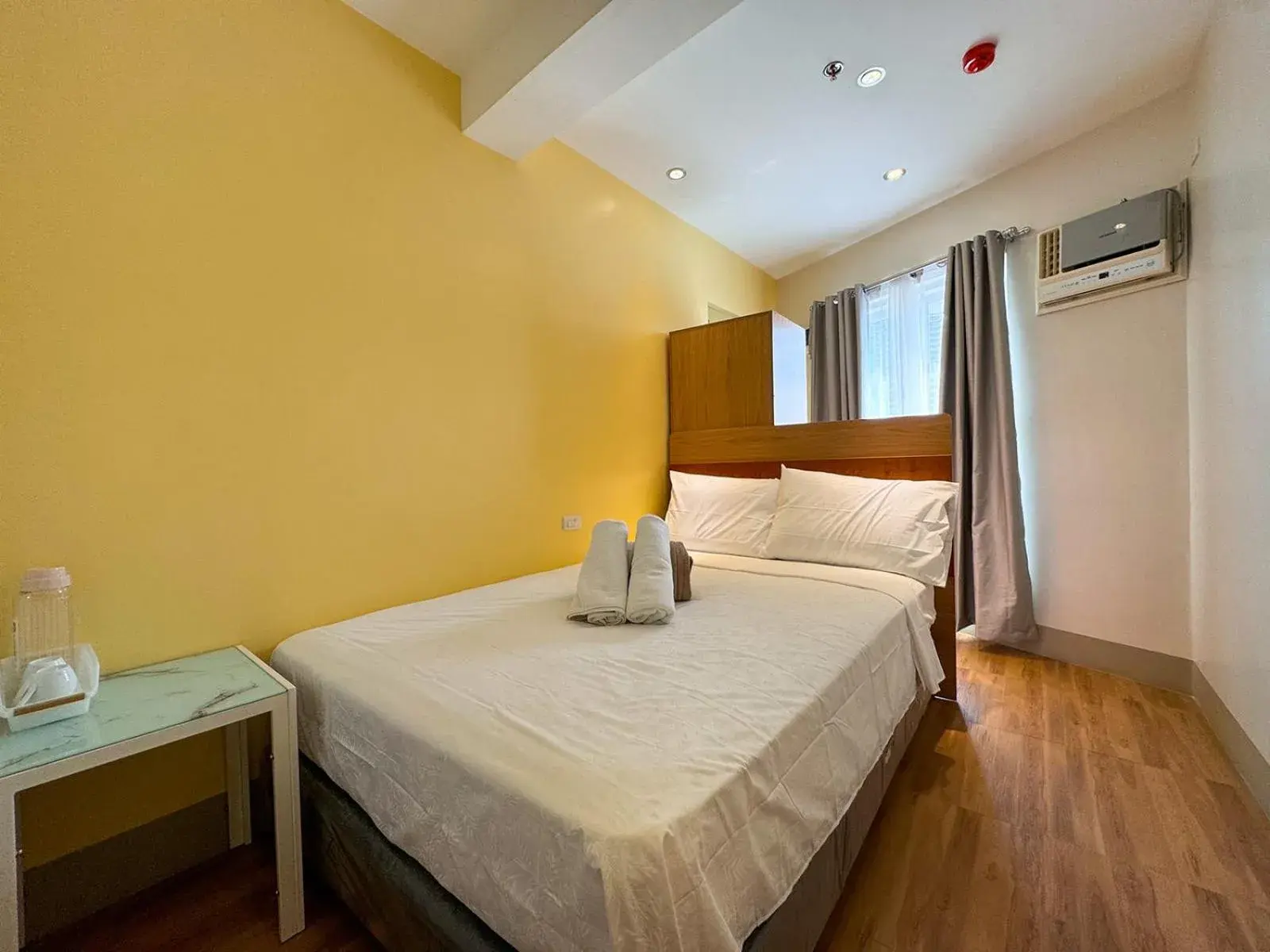 Deluxe Queen Room in Almond Suites Cebu powered by Cocotel Deluxe Queen Room in Almond Suites Cebu powered by Cocotel