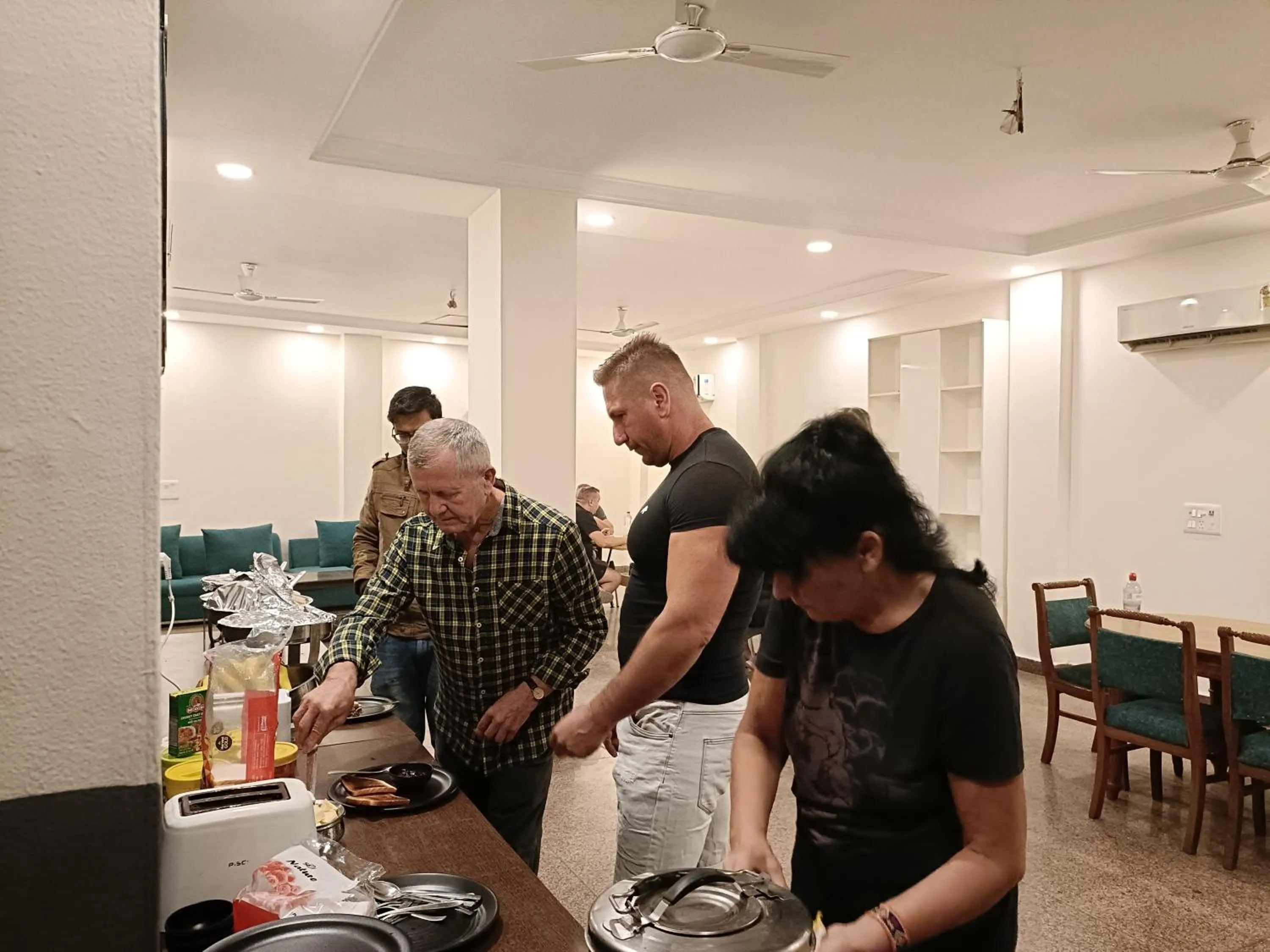 Restaurant/places to eat in Hotel Ark Suites At Airport