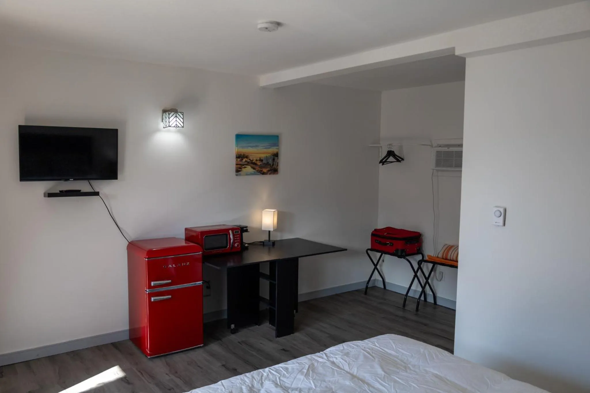 Entertainment, Bed in SHORE VISTA LODGE