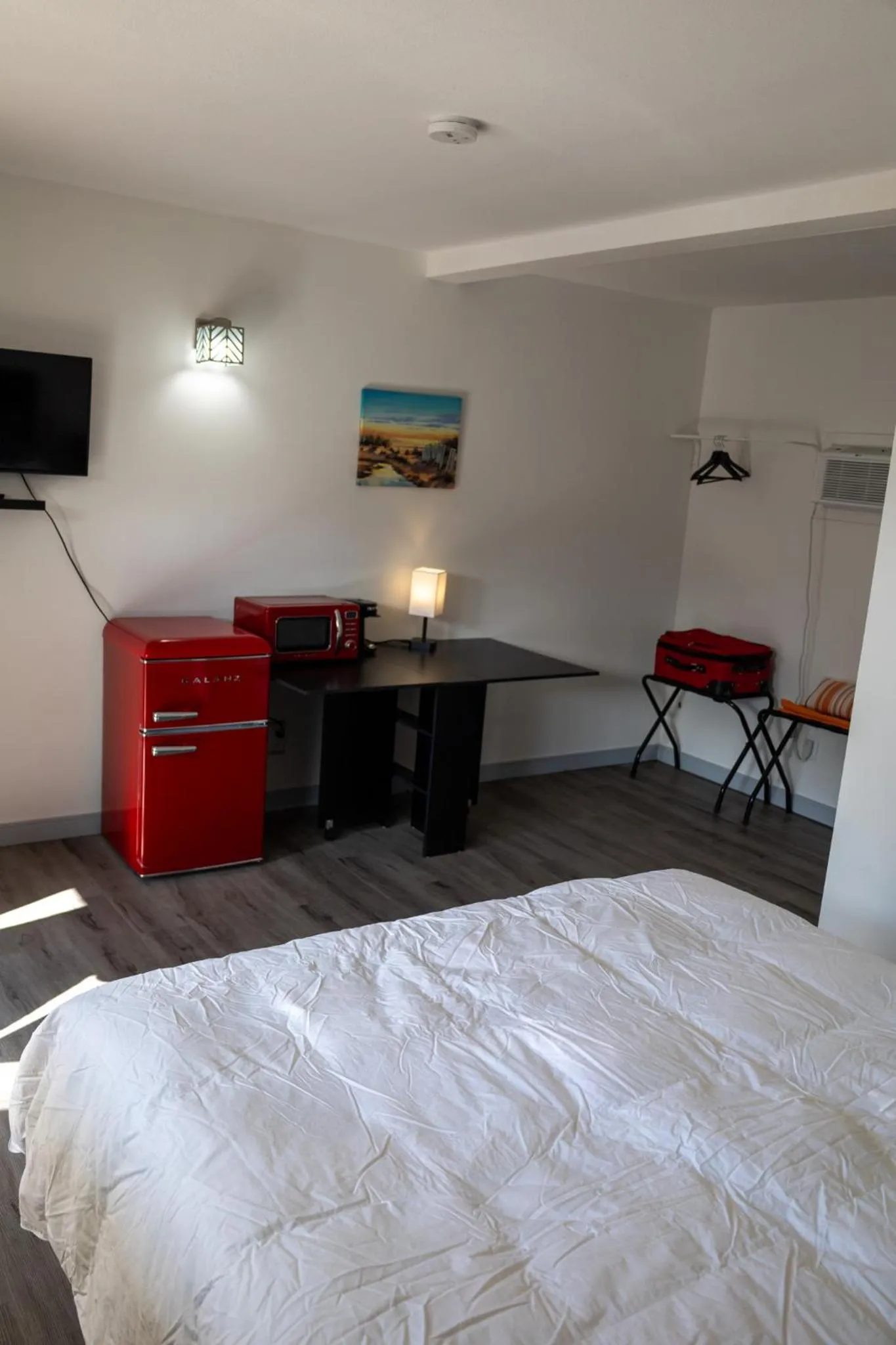 Bed in SHORE VISTA LODGE