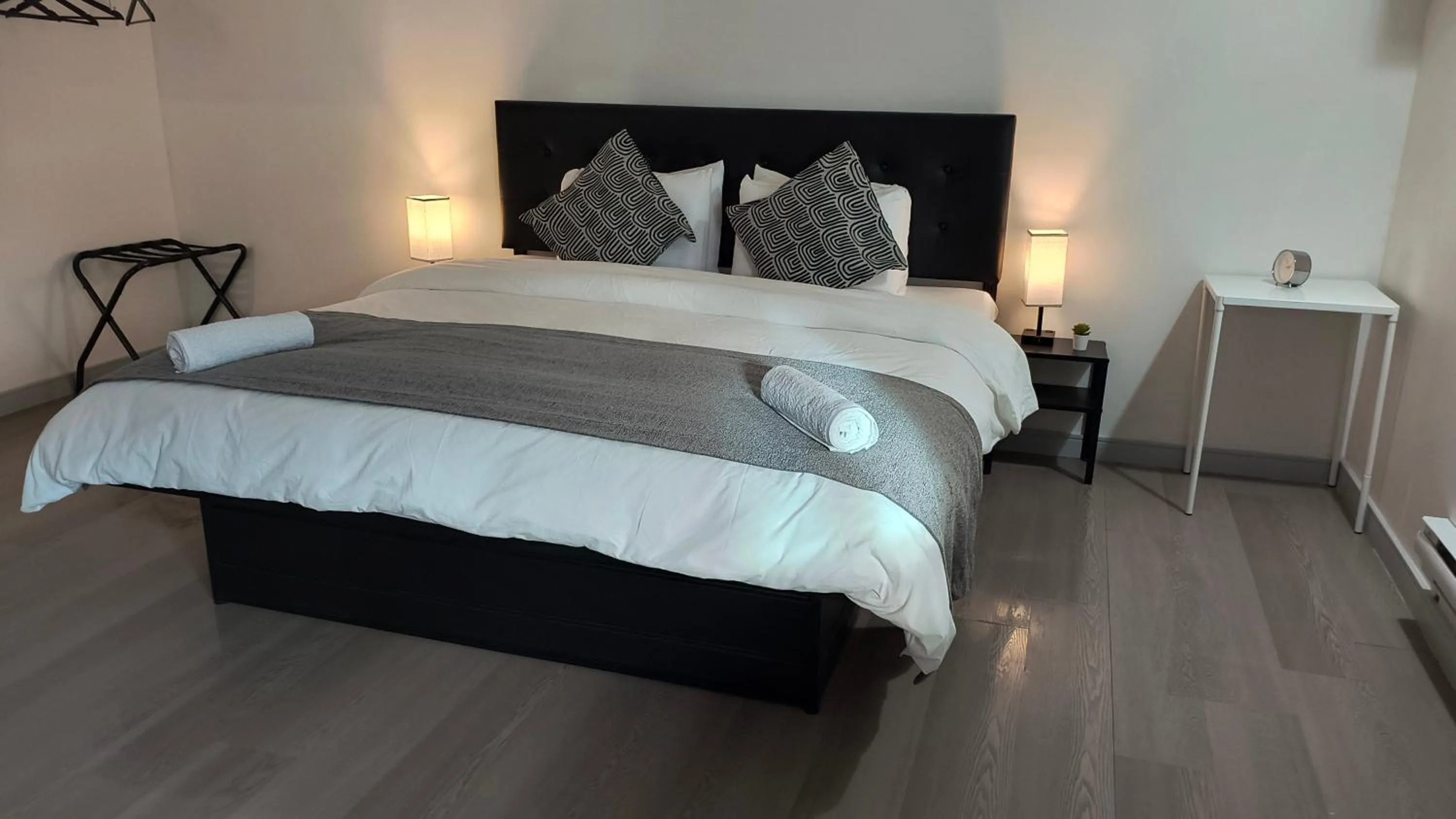 Bed in SHORE VISTA LODGE