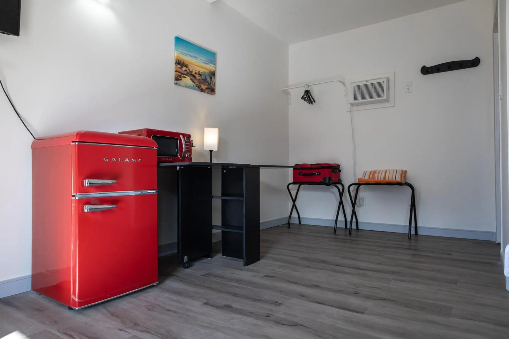 minibar in SHORE VISTA LODGE