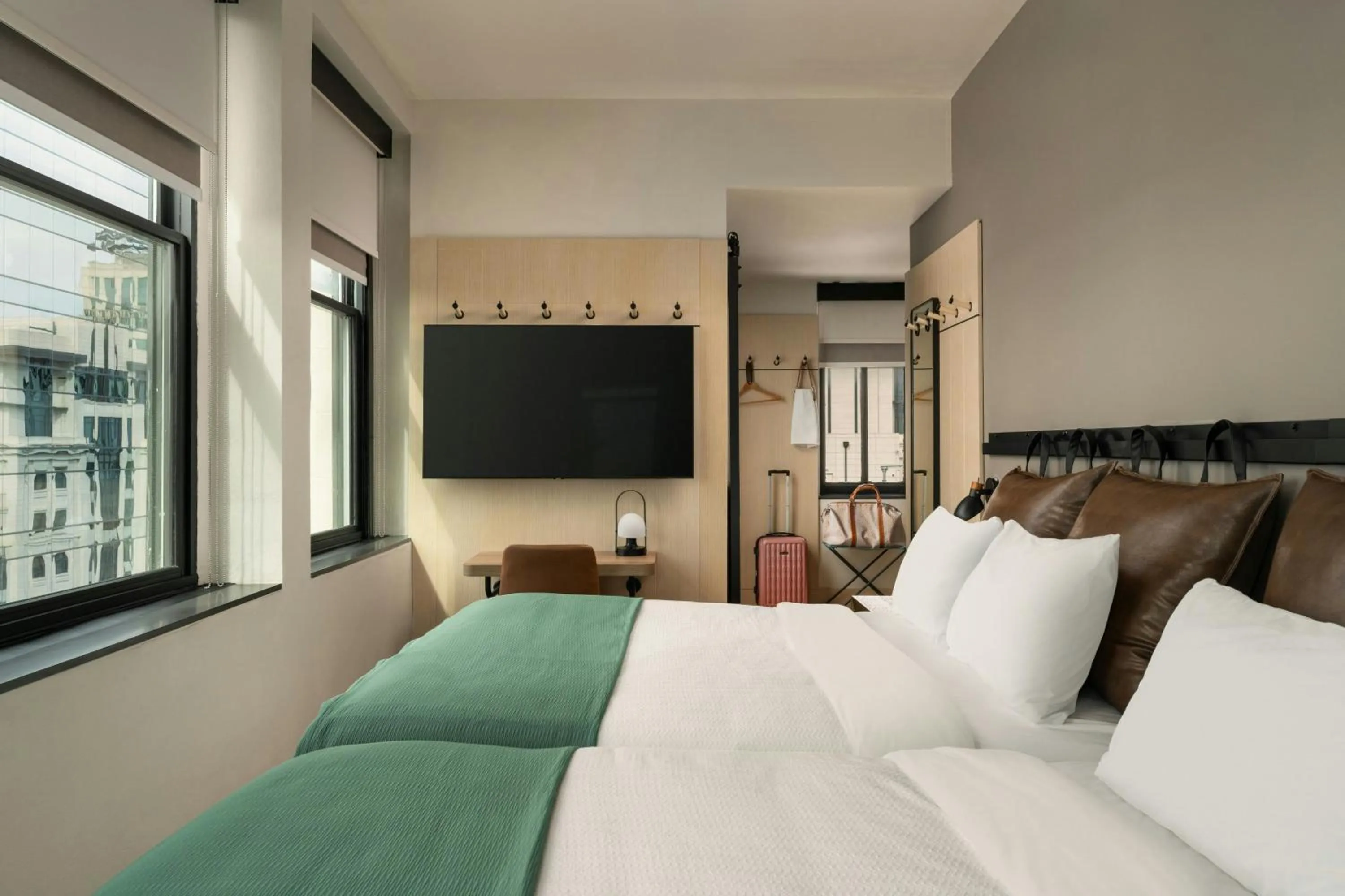 Photo of the whole room, Bed in Moxy Columbia Downtown