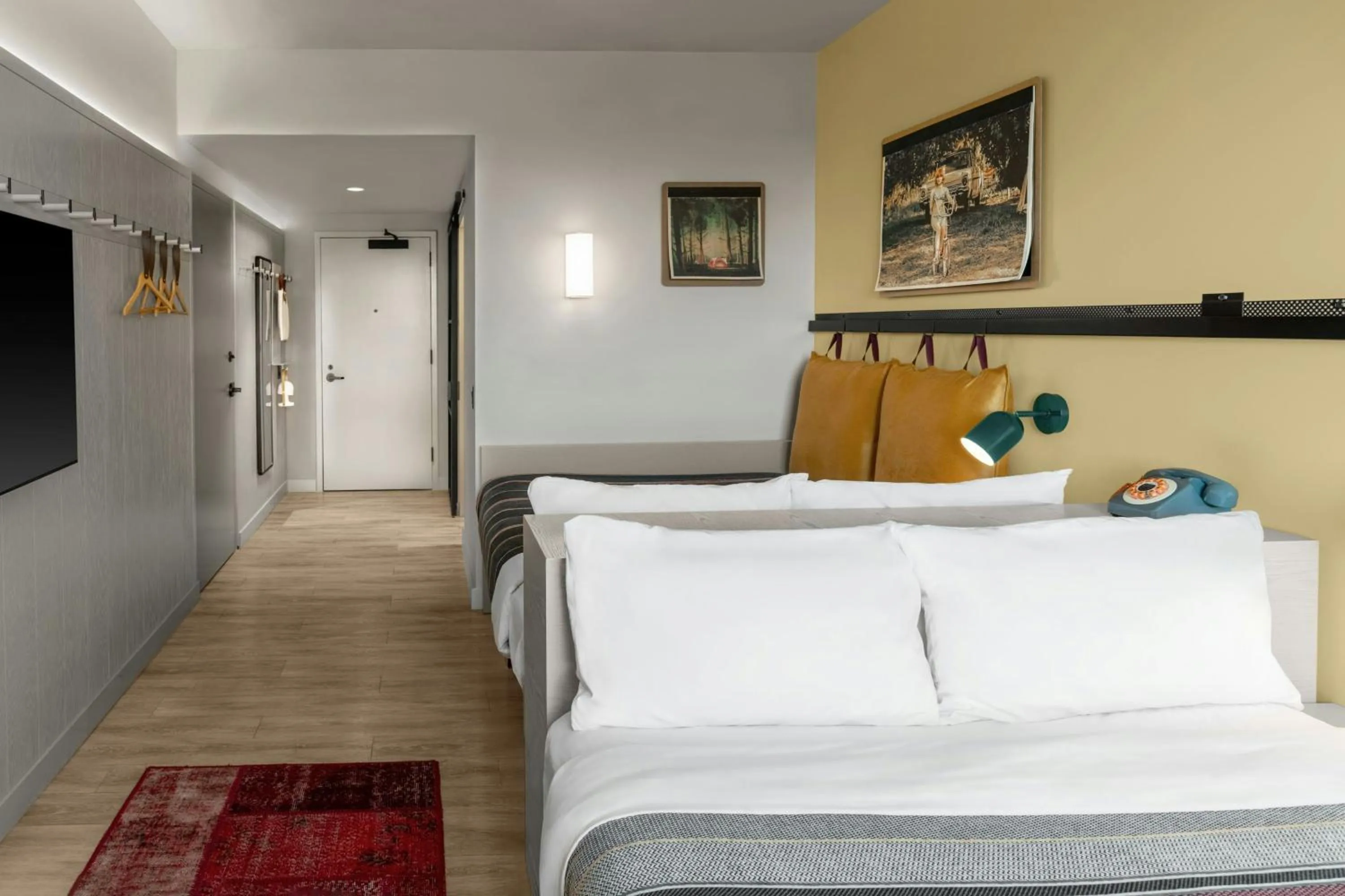 Photo of the whole room, Bed in Moxy Springfield Downtown