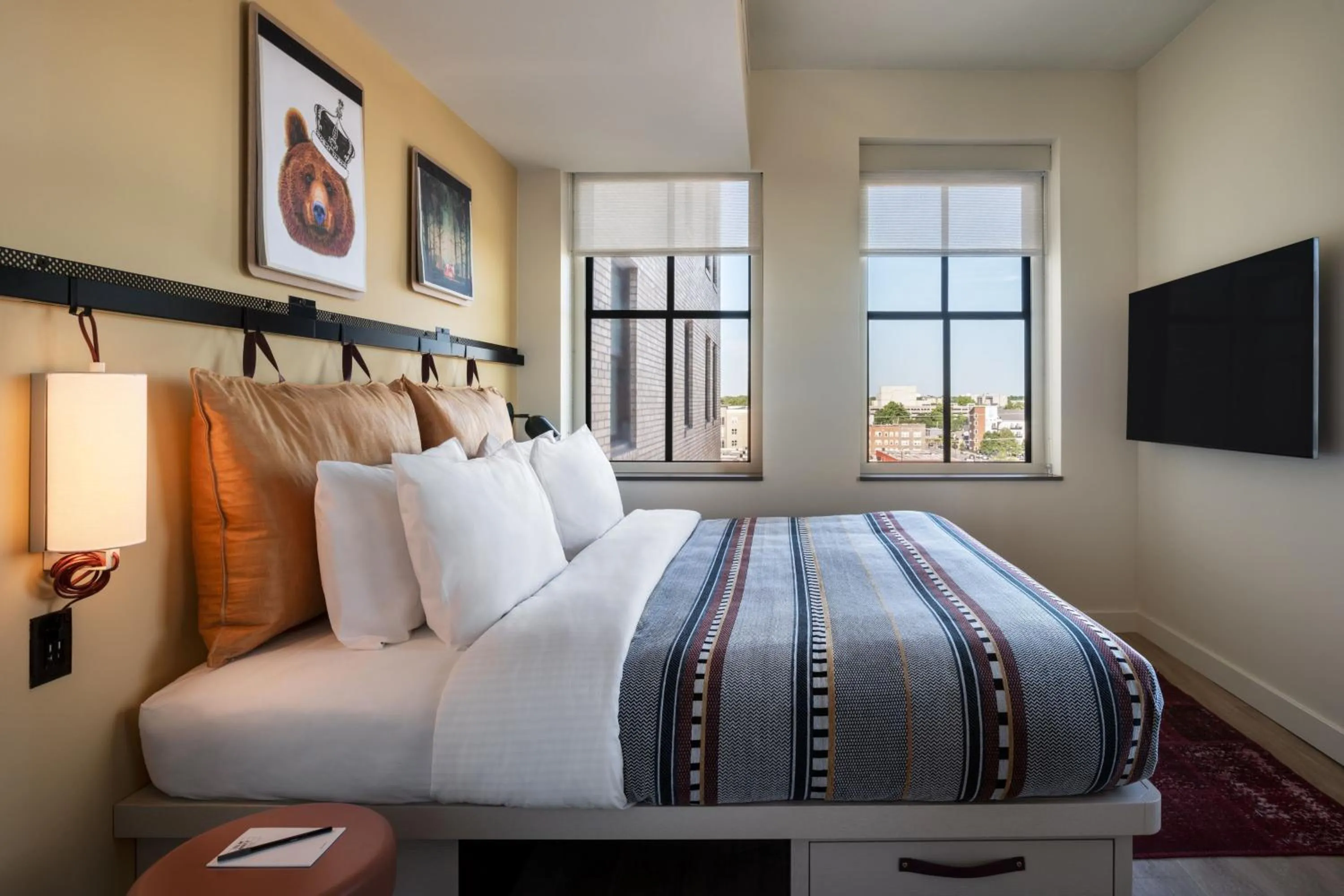 Photo of the whole room, Bed in Moxy Springfield Downtown