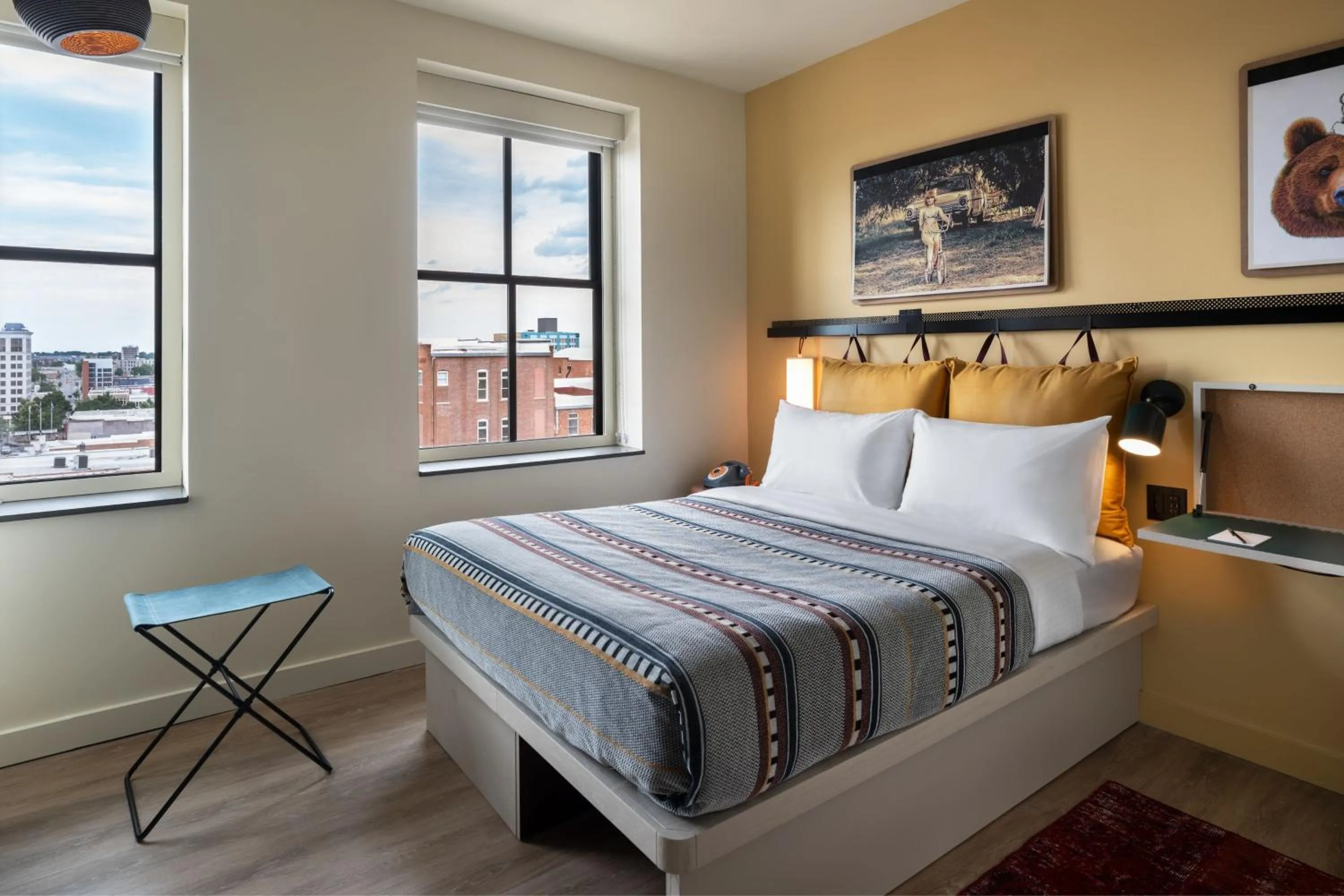 Photo of the whole room, Bed in Moxy Springfield Downtown