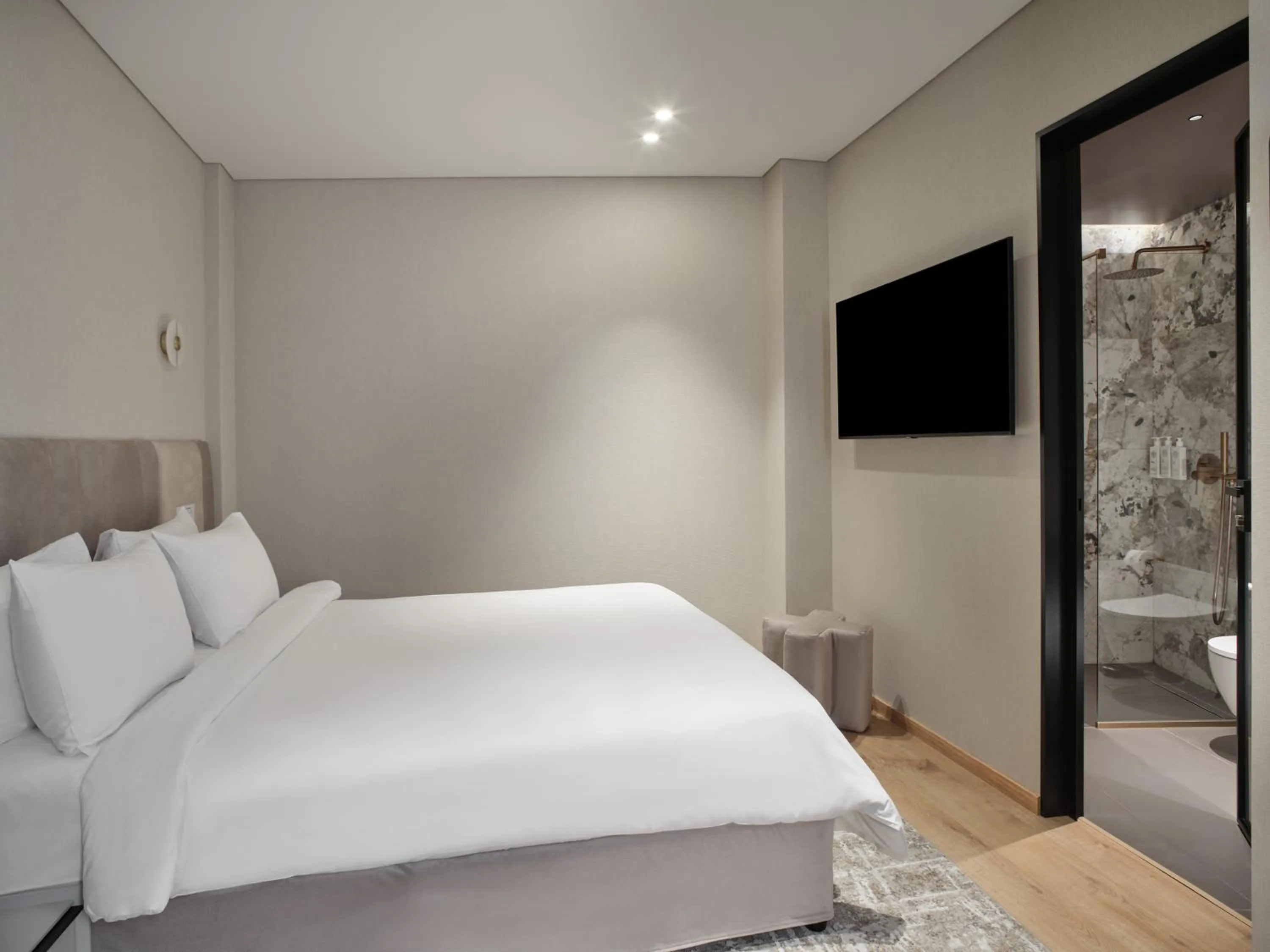 Toilet, Bed in Nur Outline Aparthotel