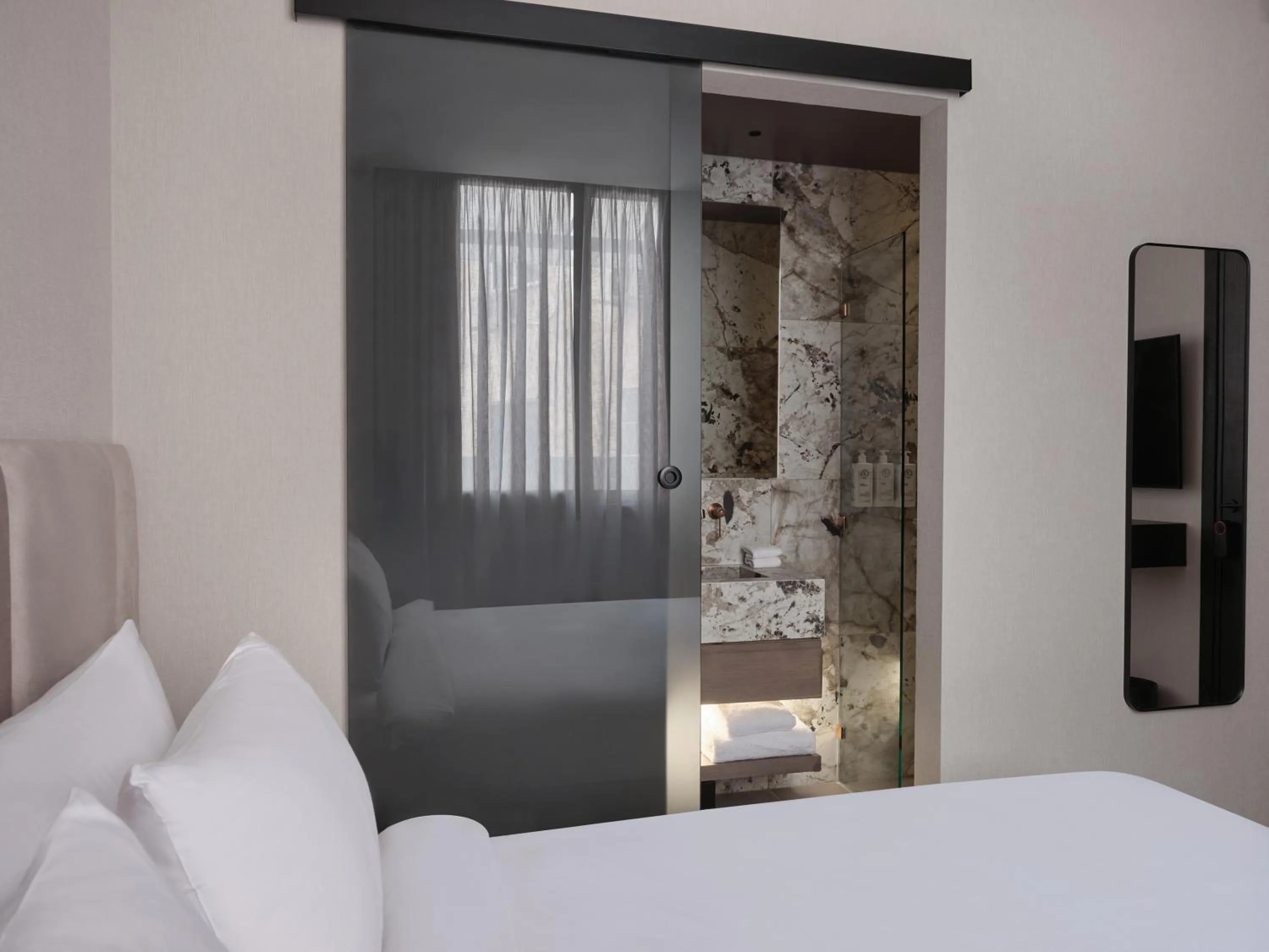 Bathroom, Bed in Nur Outline Aparthotel