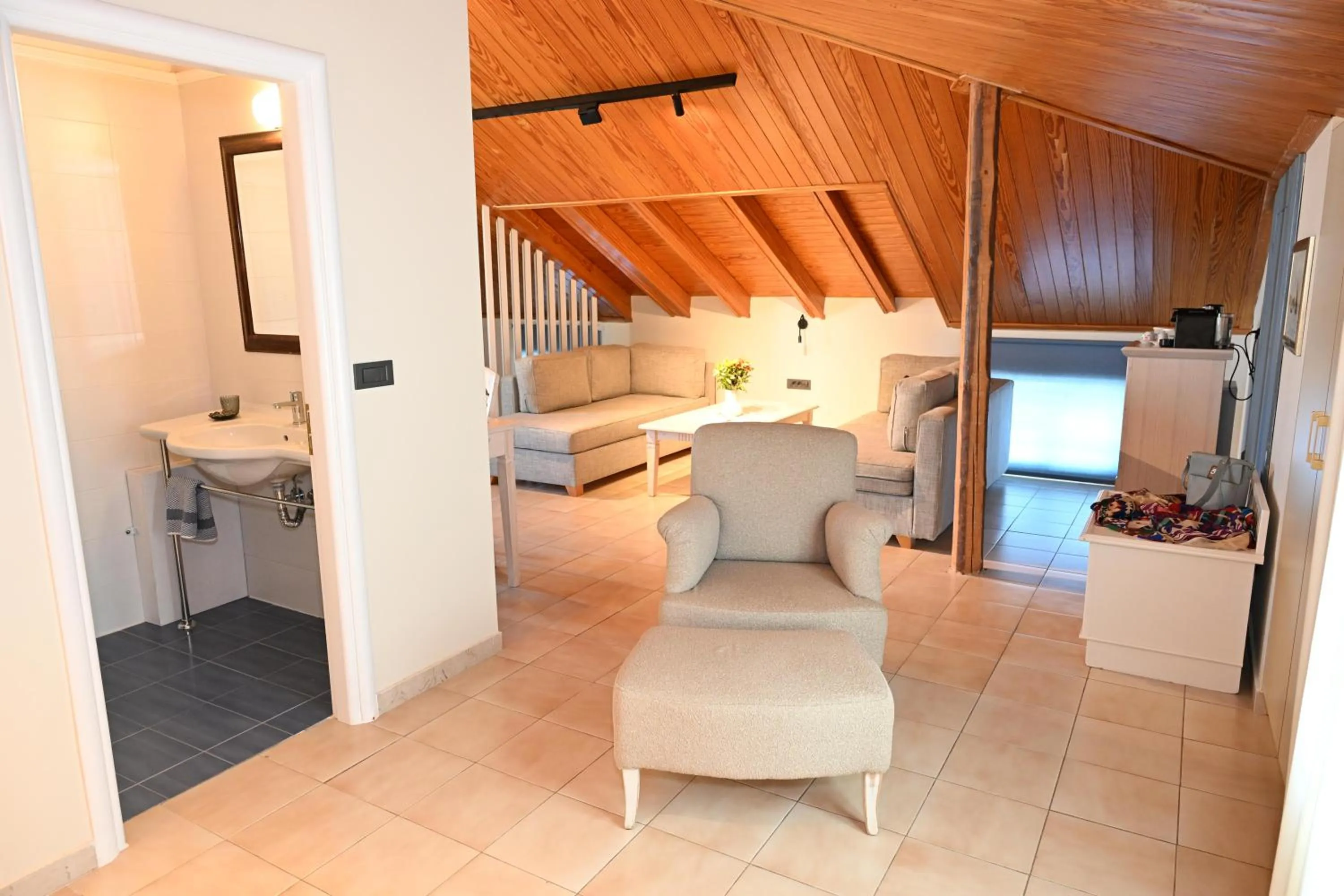 Photo of the whole room in Porto Nafplio