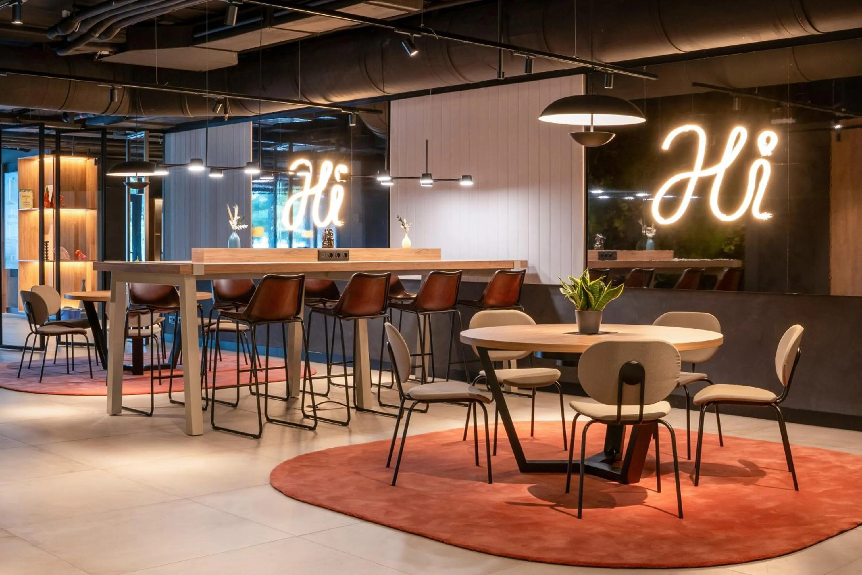 Lounge or bar in INNSiDE by Meliá Madrid Valdebebas