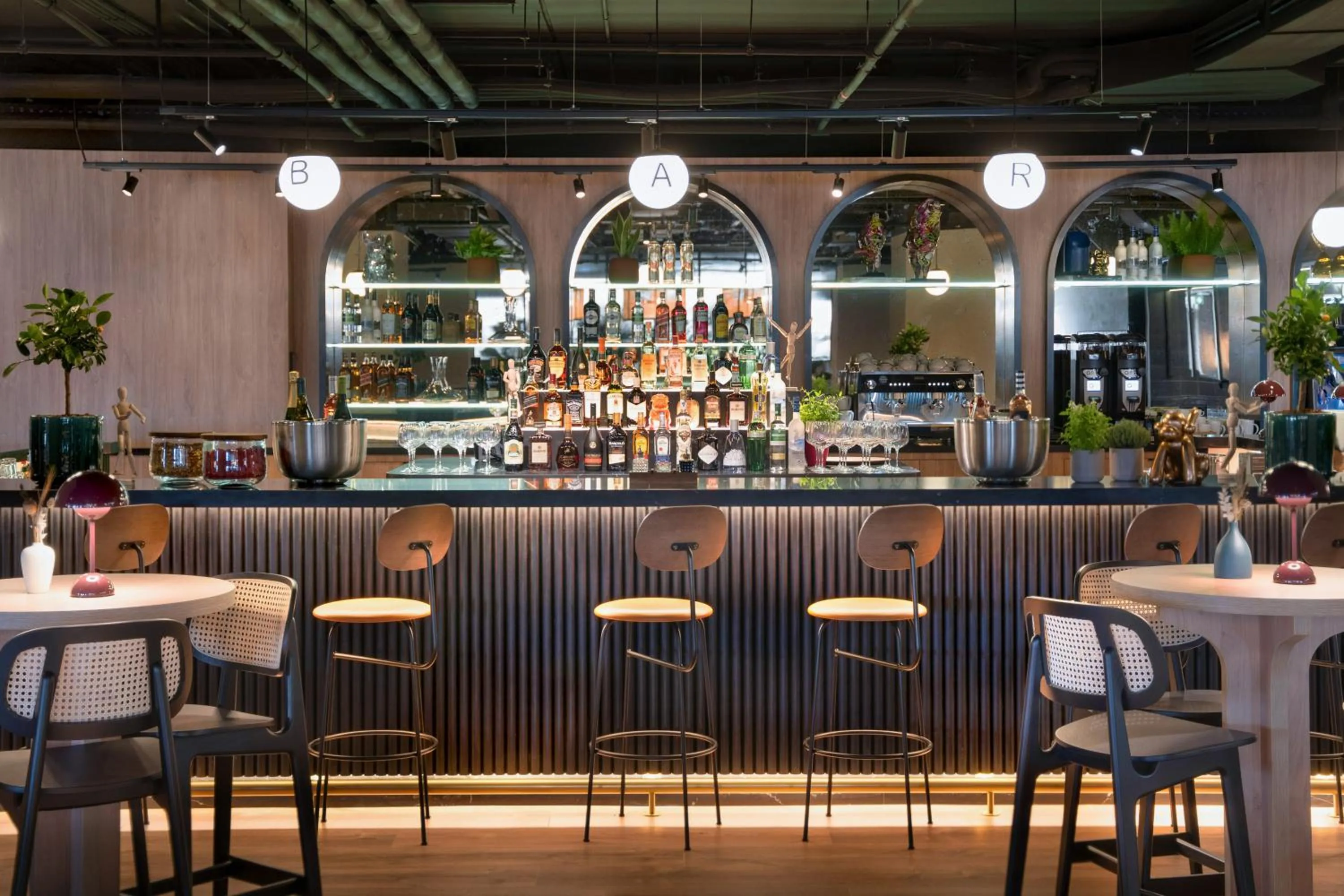 Lounge or bar in INNSiDE by Meliá Madrid Valdebebas