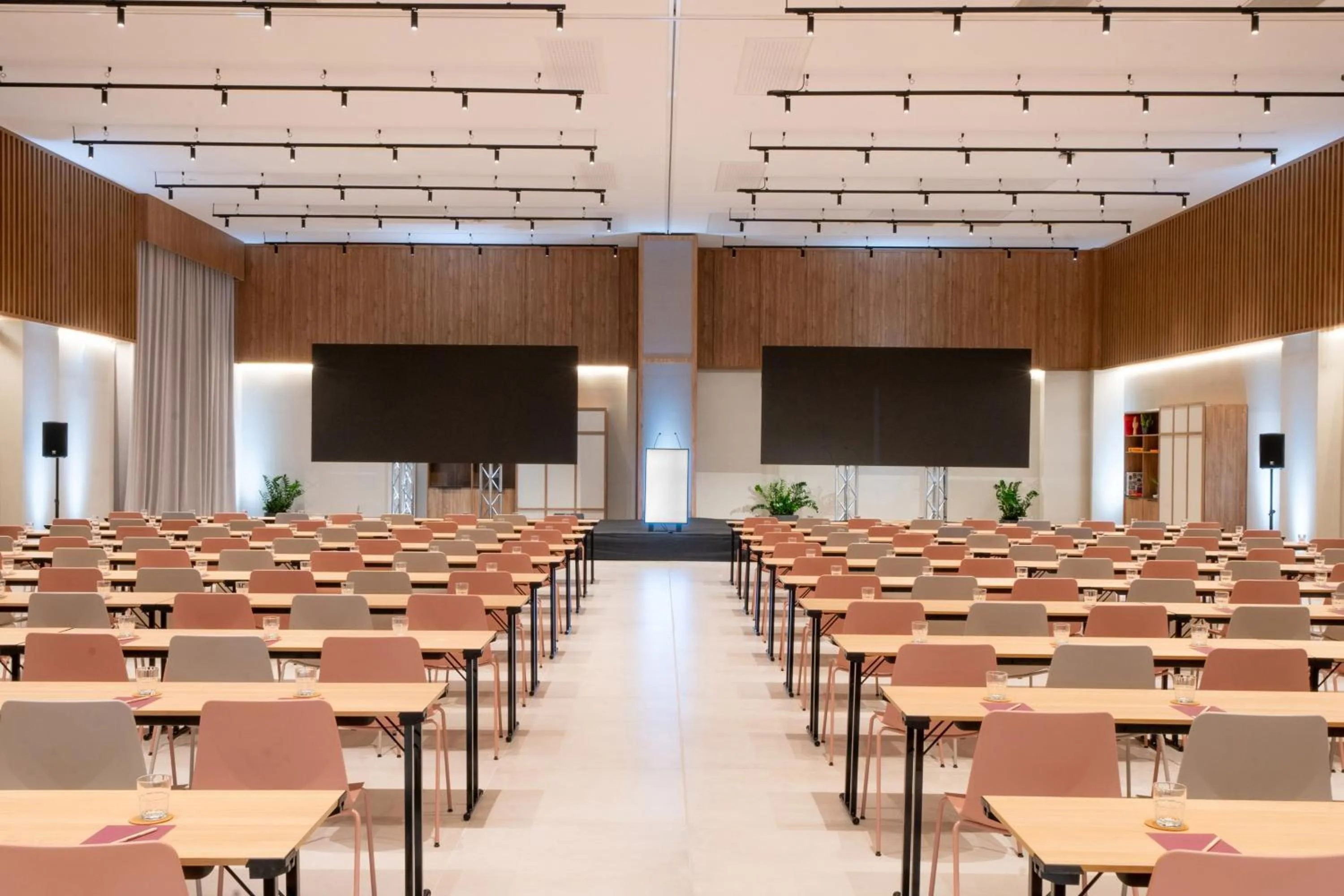 Meeting/conference room in INNSiDE by Meliá Madrid Valdebebas