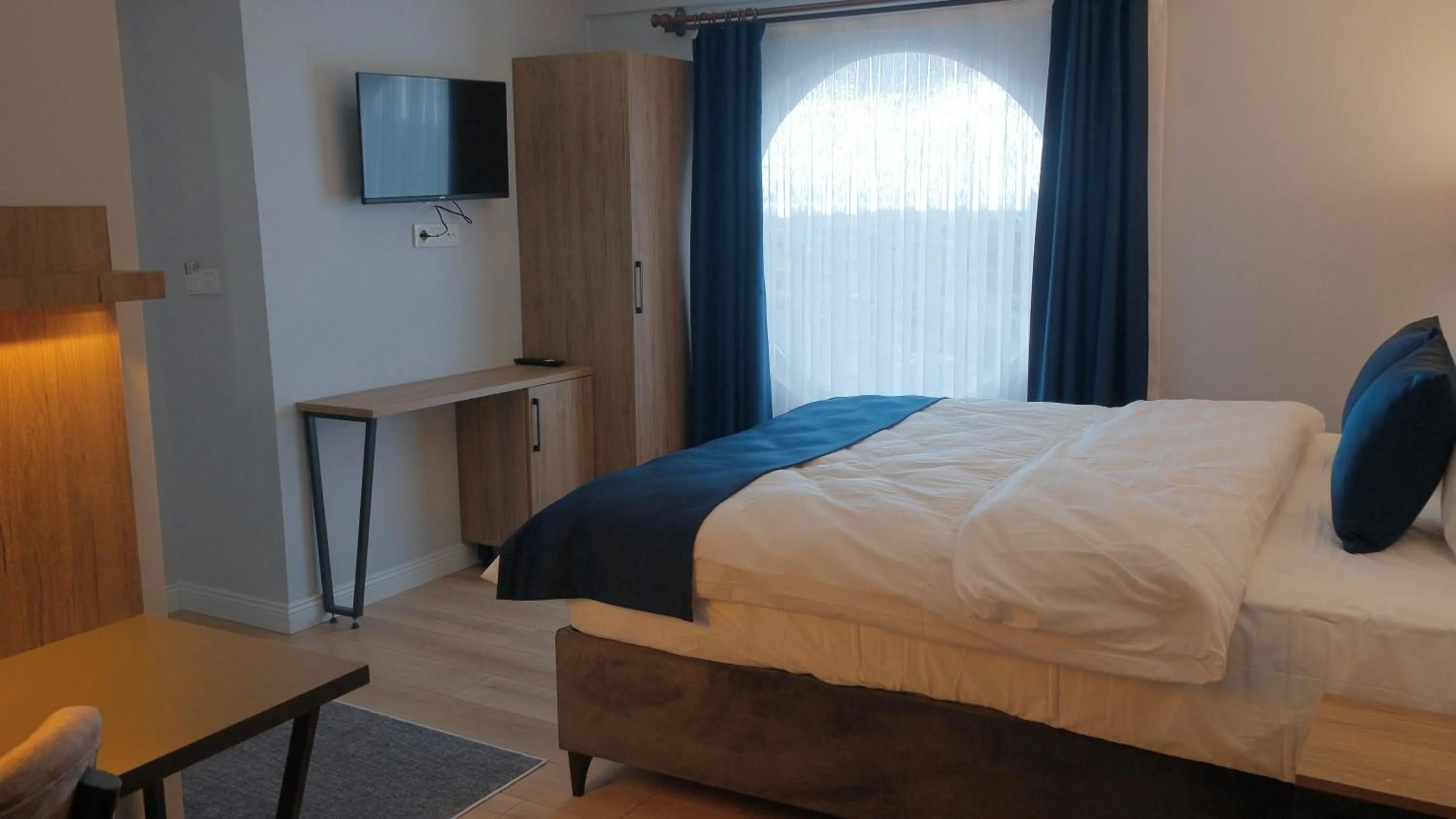 Communal lounge/ TV room, Bed in The Blue Suites