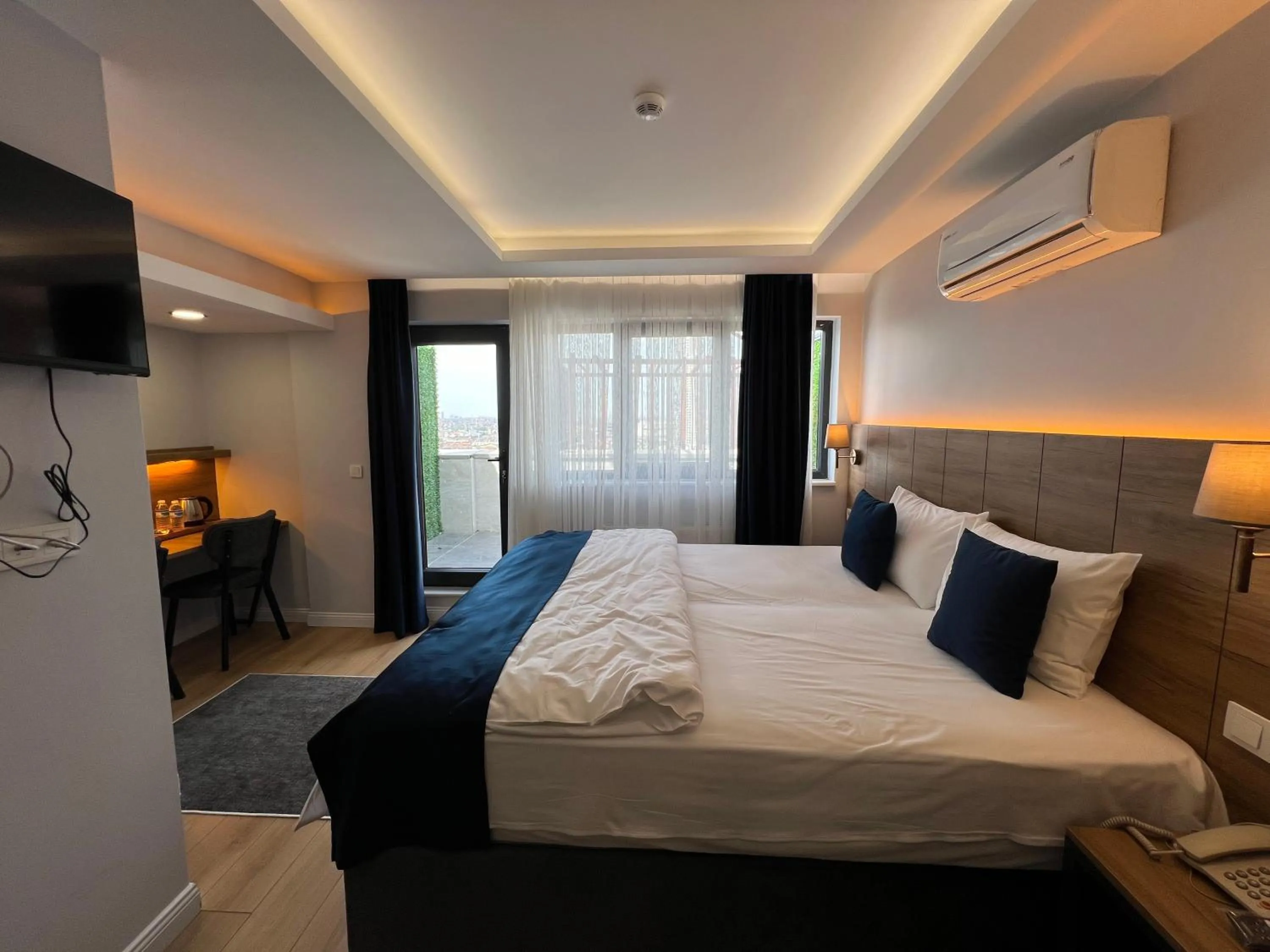 Communal lounge/ TV room, Bed in The Blue Suites