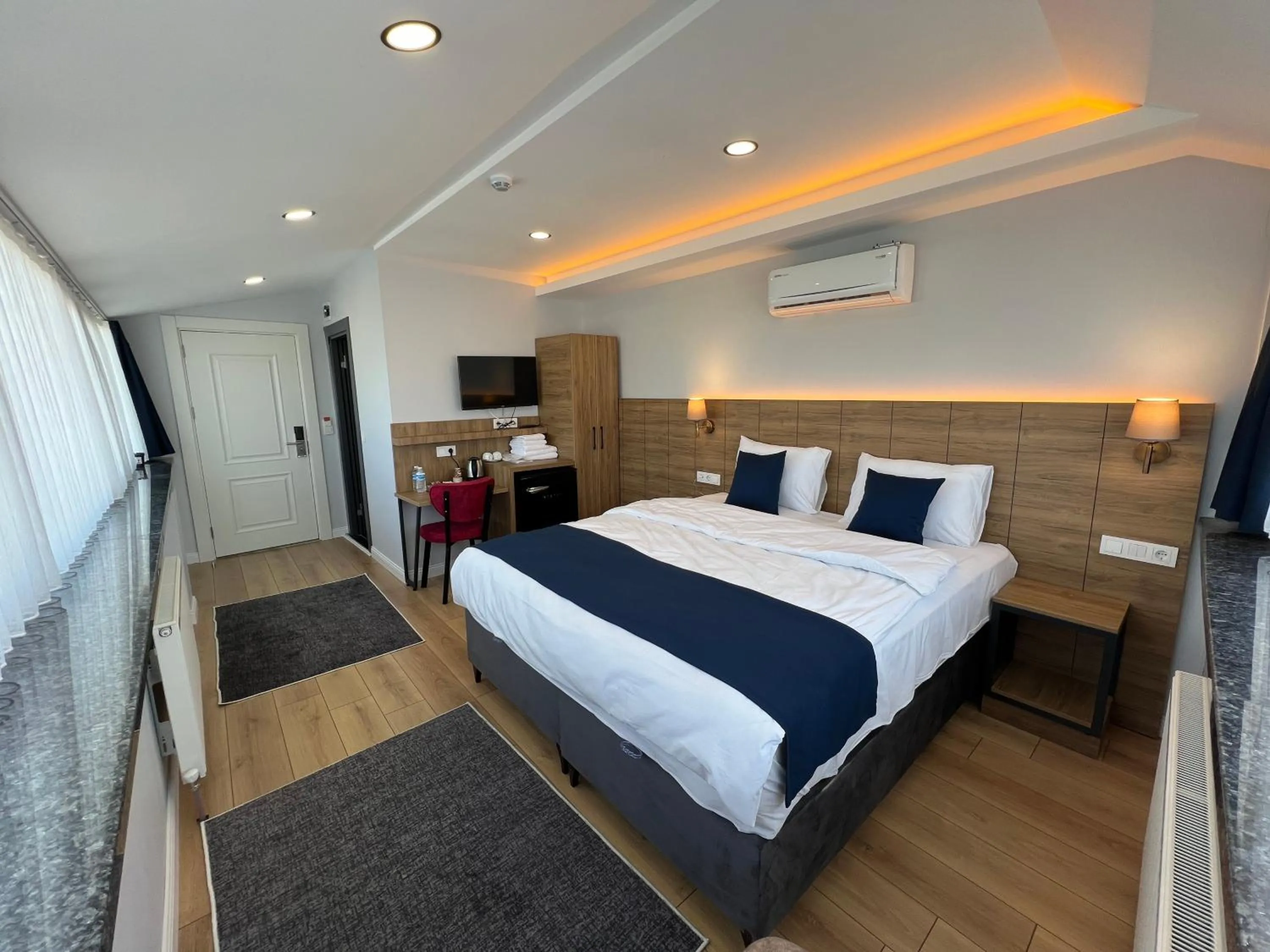 Communal lounge/ TV room, Bed in The Blue Suites