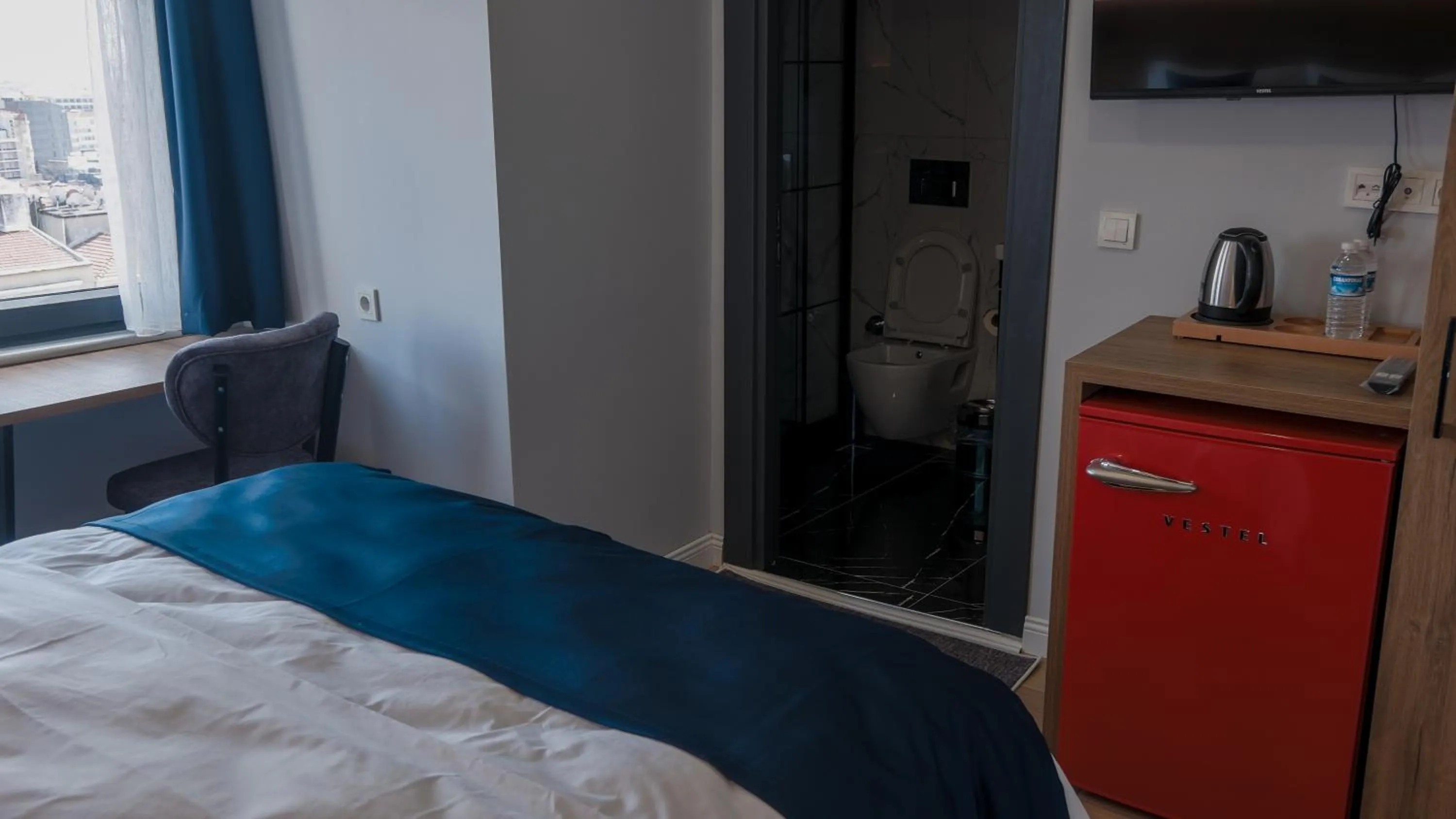 Coffee/tea facilities, Bed in The Blue Suites