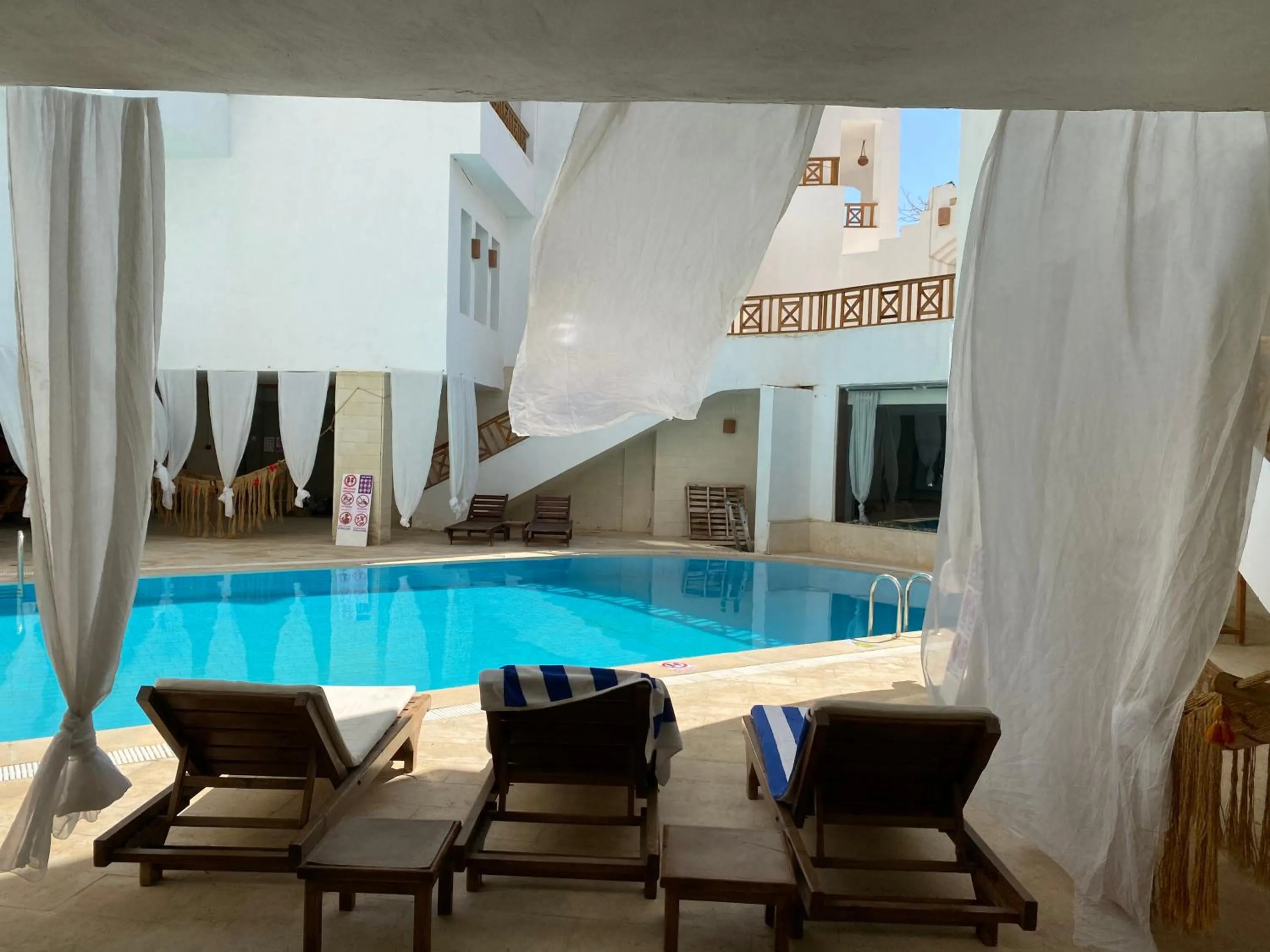 Swimming pool in Blue Vision Diving Hotel